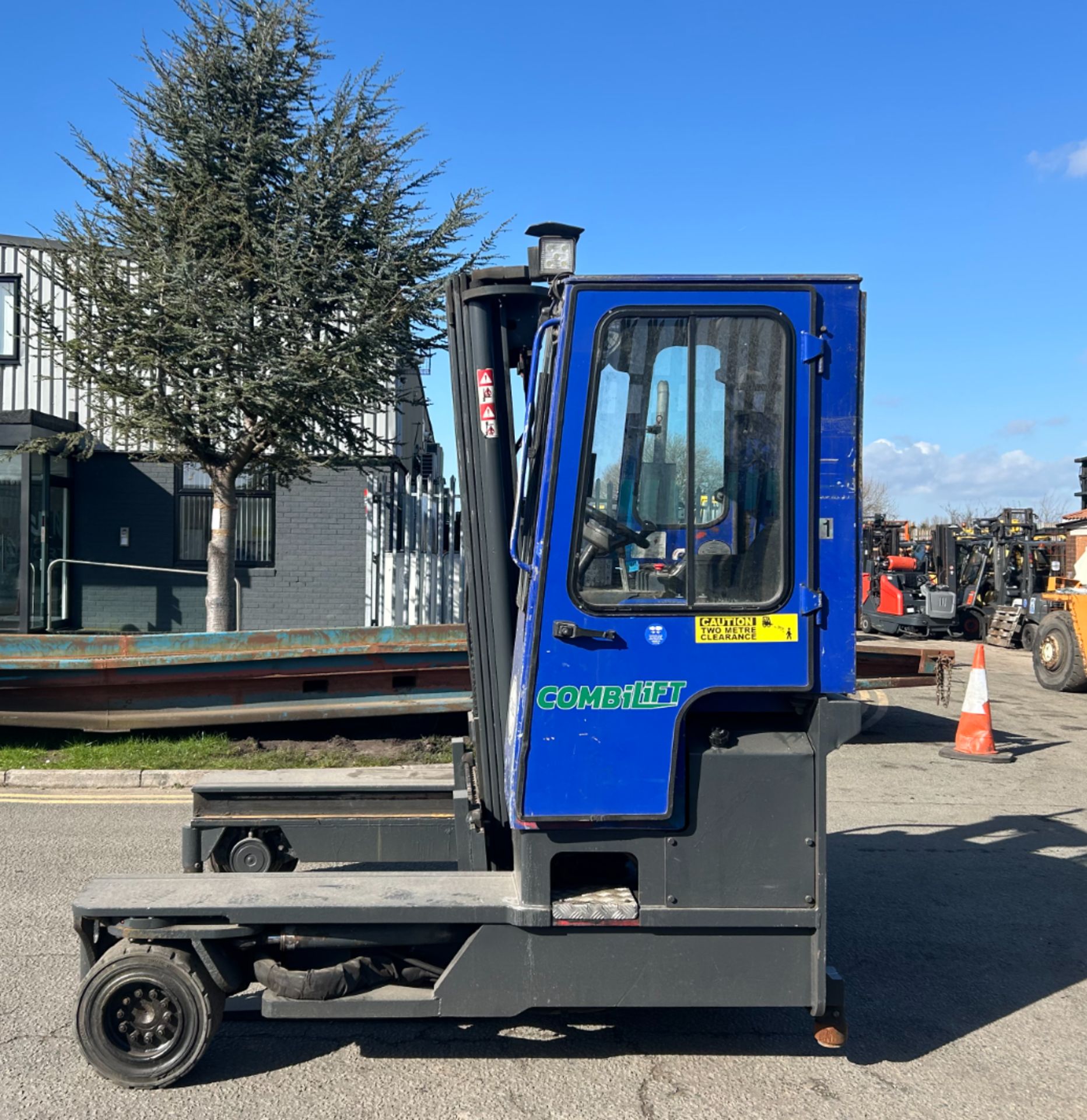 FOUR-WAY TRUCKS COMBILIFT C4000 *CHARGER INCLUDED
