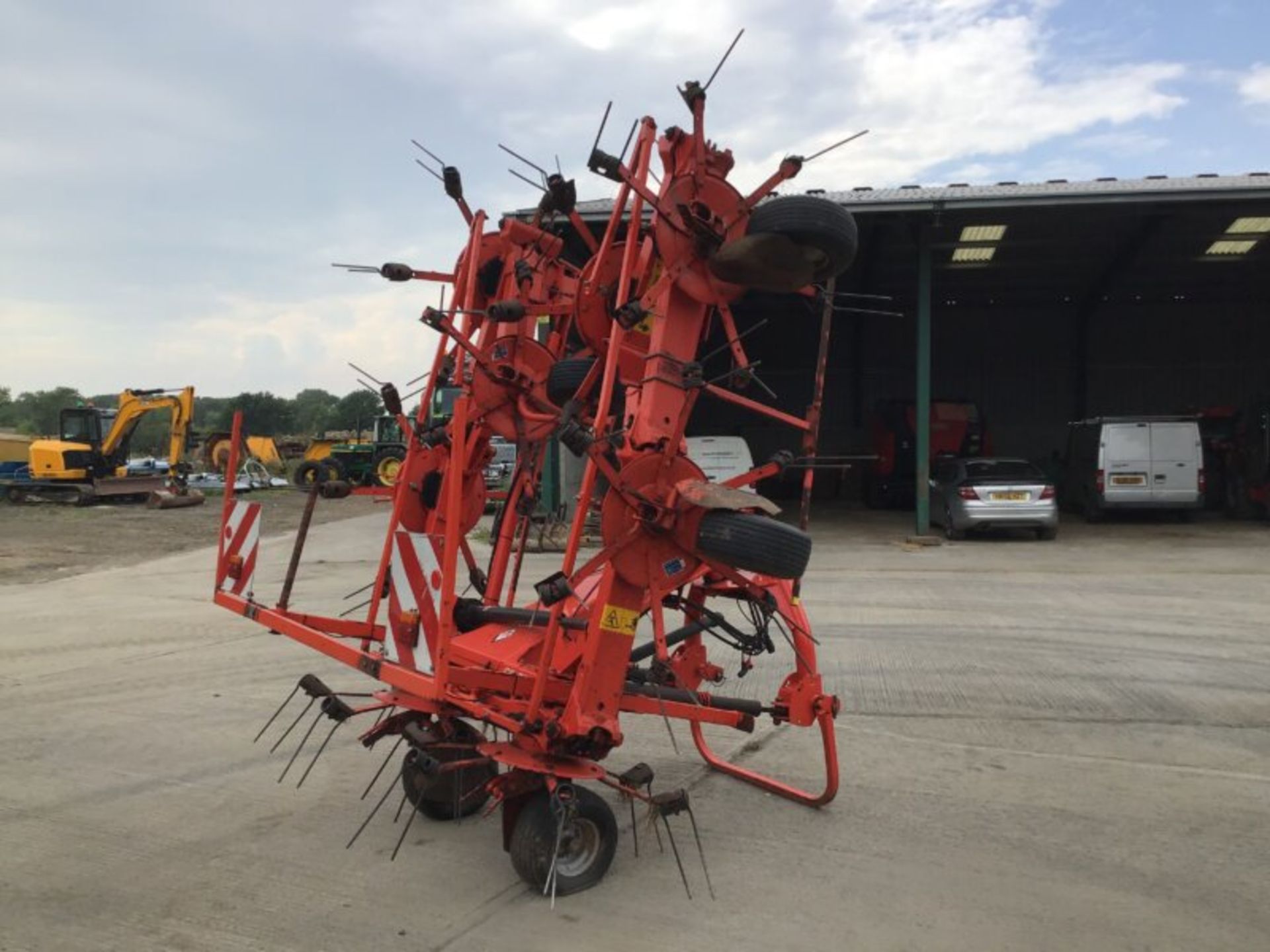 2013 KUHN GF8702 8 ROTOR TEDDER - Image 3 of 5