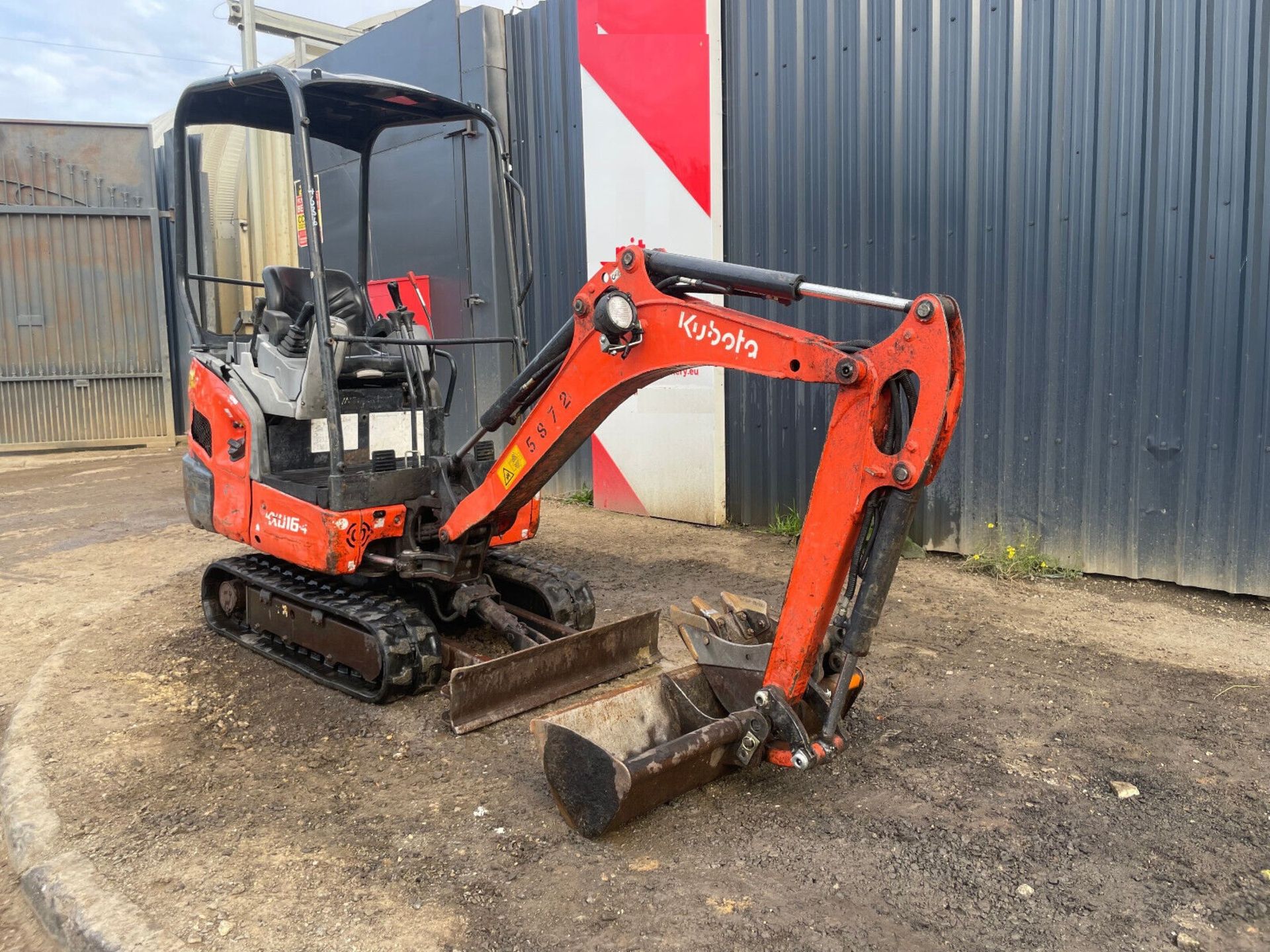 KUBOTA 2014 CANOPY EXCAVATOR - UNMATCHED STABILITY AND REACH - Image 3 of 11