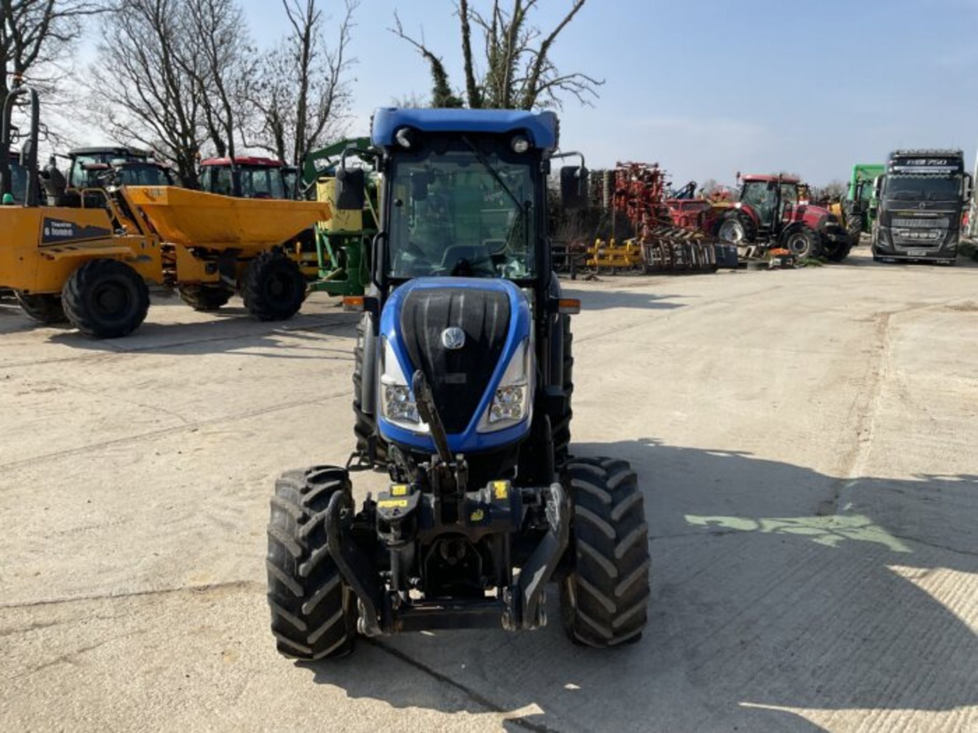 YEAR 2018 NEW HOLLAND T4.100N. FRONT LINKAGE. FRONT P.T.O. SUPER STEER. 3 SPOOLS. AIR CON - Image 3 of 11