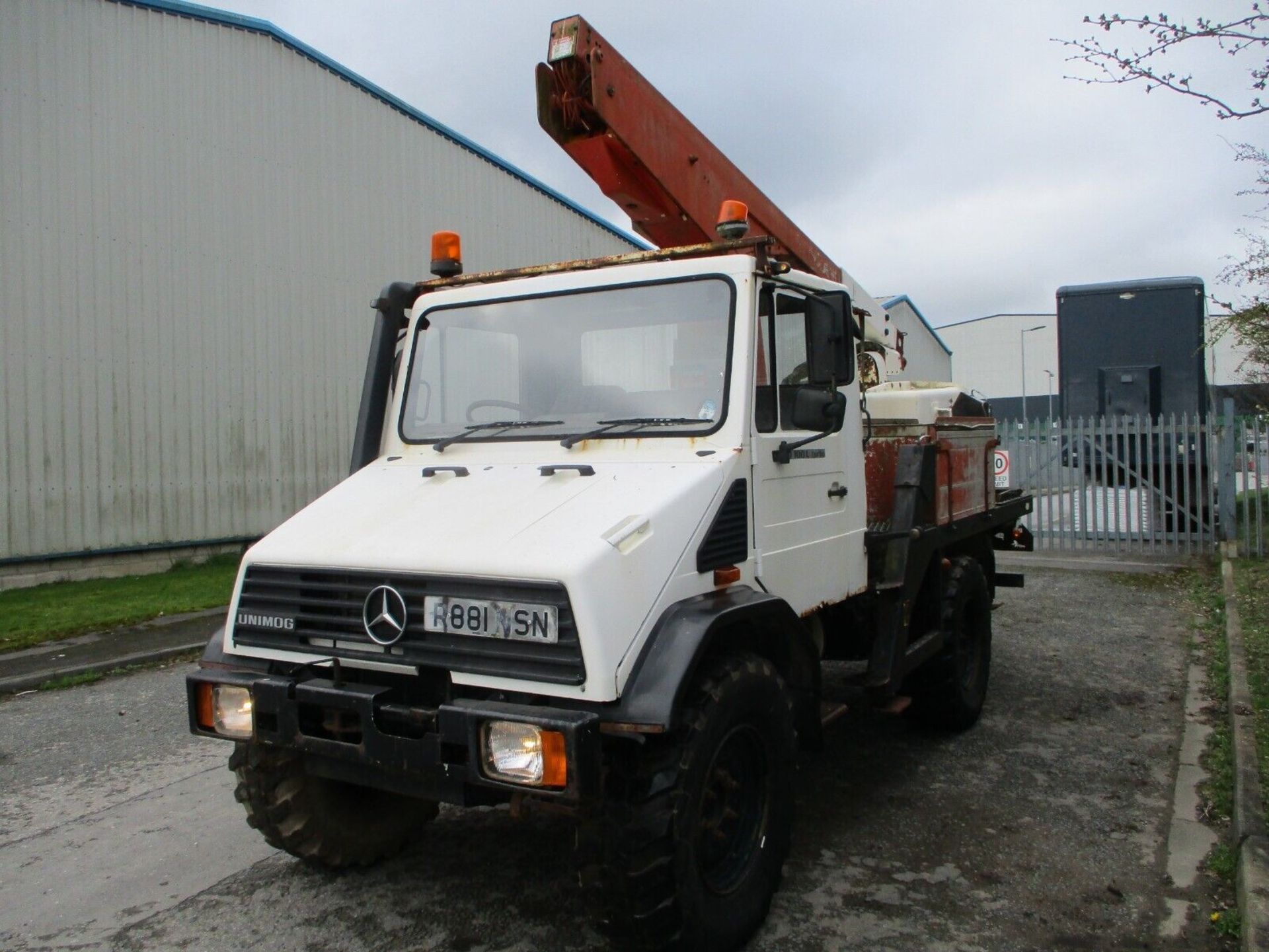 HIGH AND MIGHTY: UNIMOG U100L TURBO CHERRY PICKER, 10.7M PLATFORM - Bild 12 aus 20