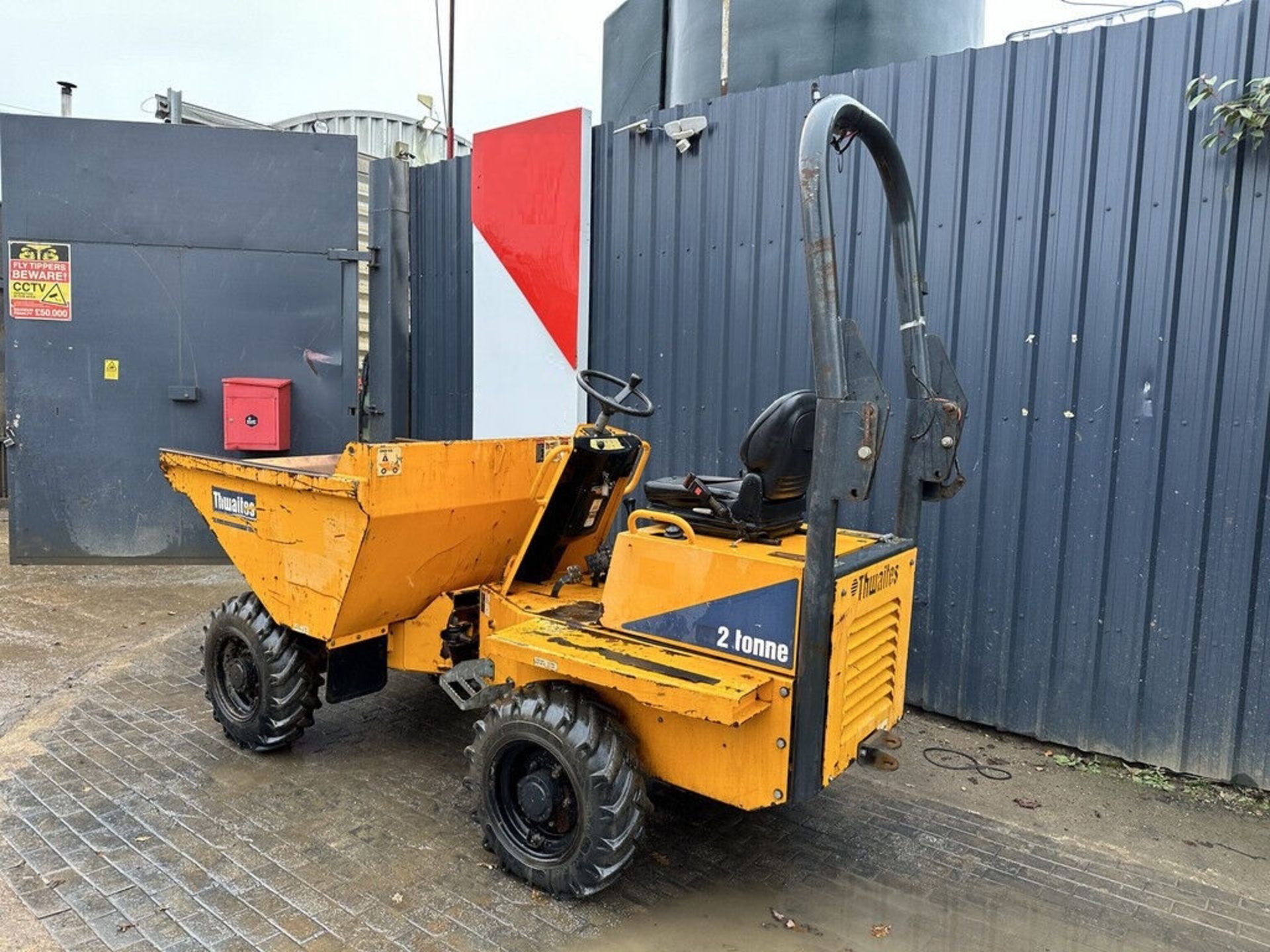 2017 THWAITES 2 TONNE DUMPER: UNMATCHED POWER WITH 931 HOURS - Image 2 of 12