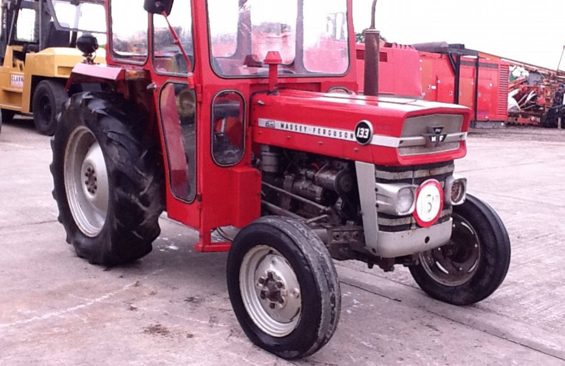 MF 133. 4×2 AG TRACTOR - Image 3 of 4