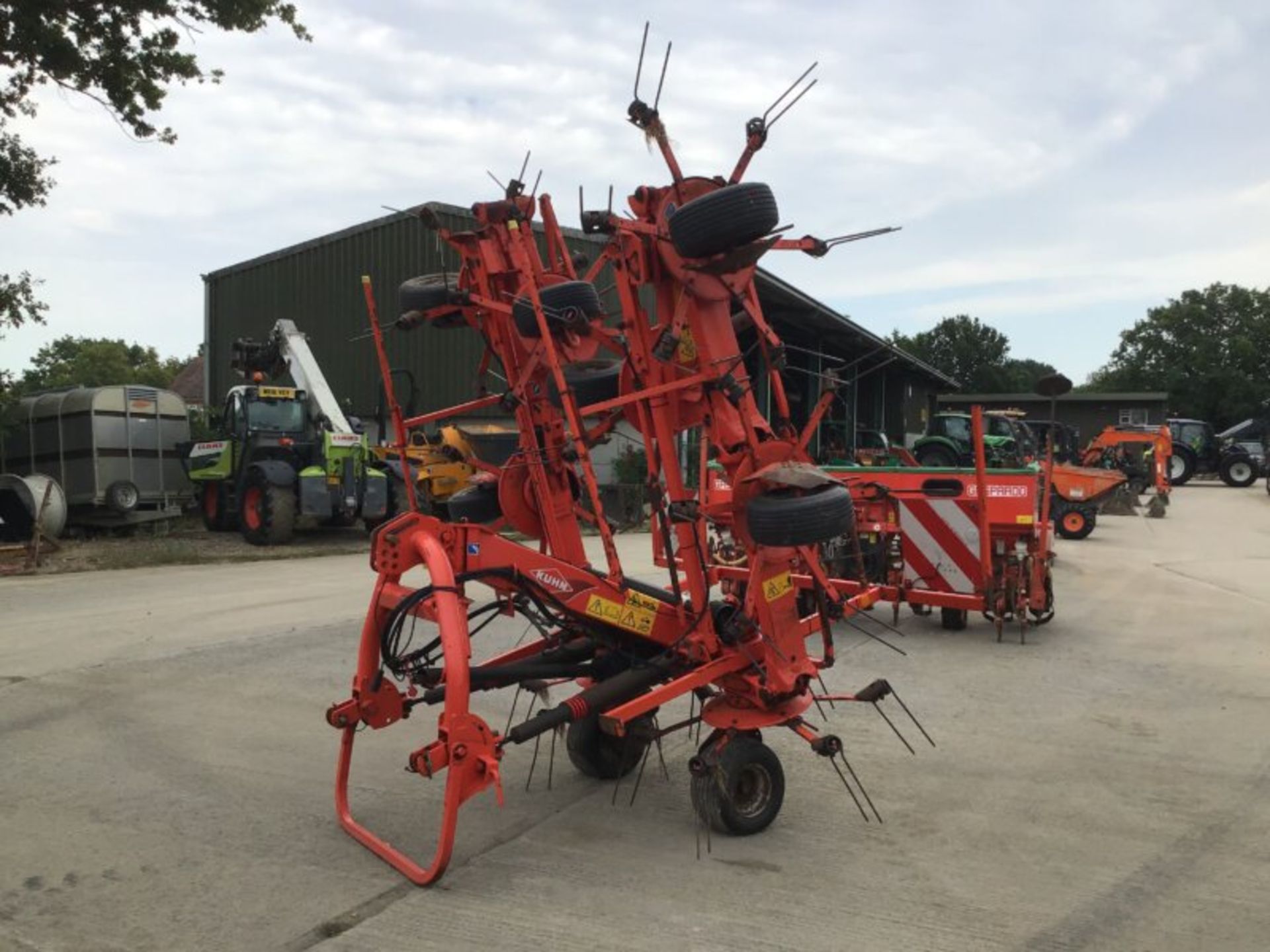 2013 KUHN GF8702 8 ROTOR TEDDER - Image 4 of 5