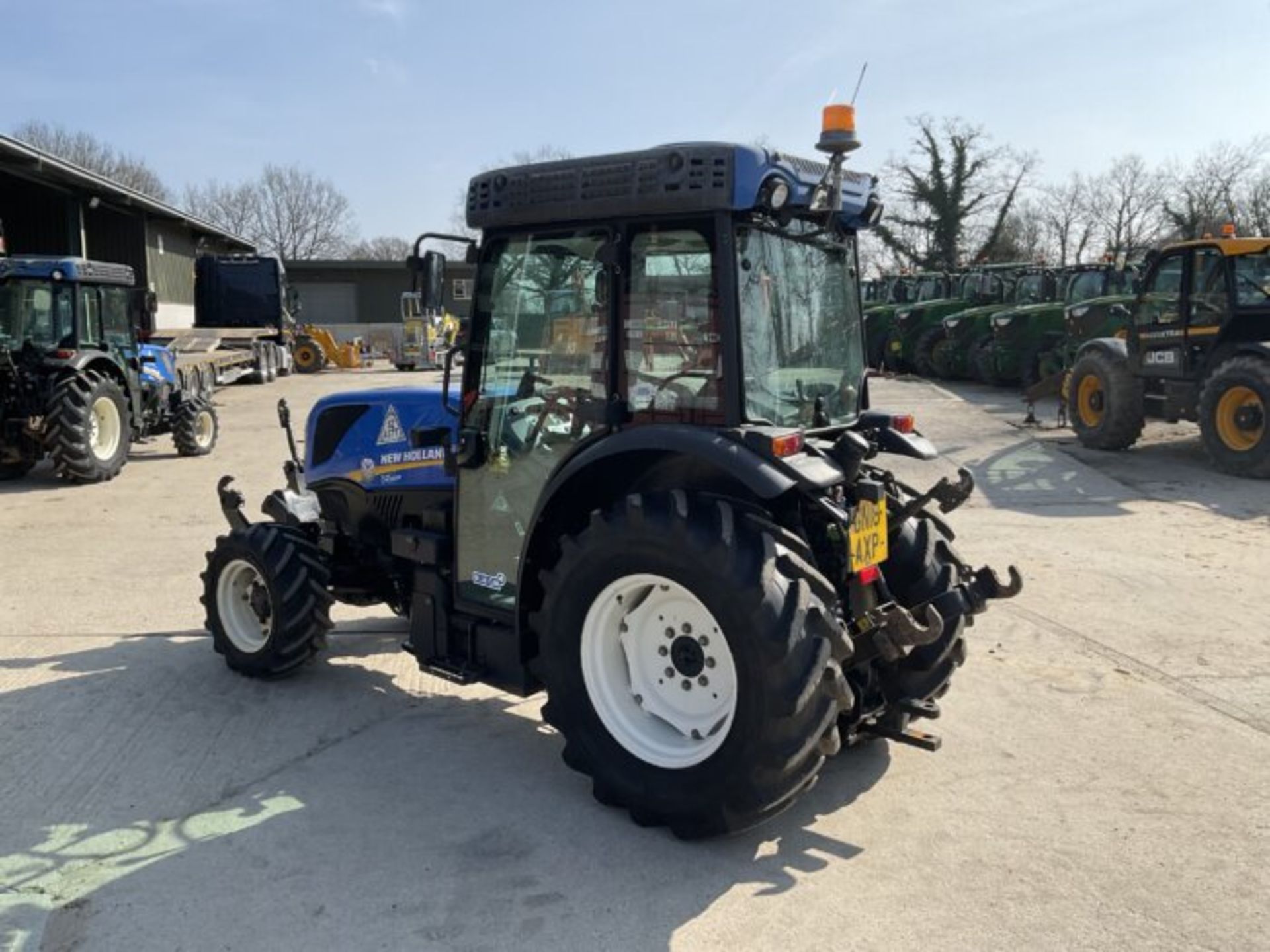 YEAR 2018 NEW HOLLAND T4.100N. FRONT LINKAGE. FRONT P.T.O. SUPER STEER. 3 SPOOLS. AIR CON - Image 8 of 11