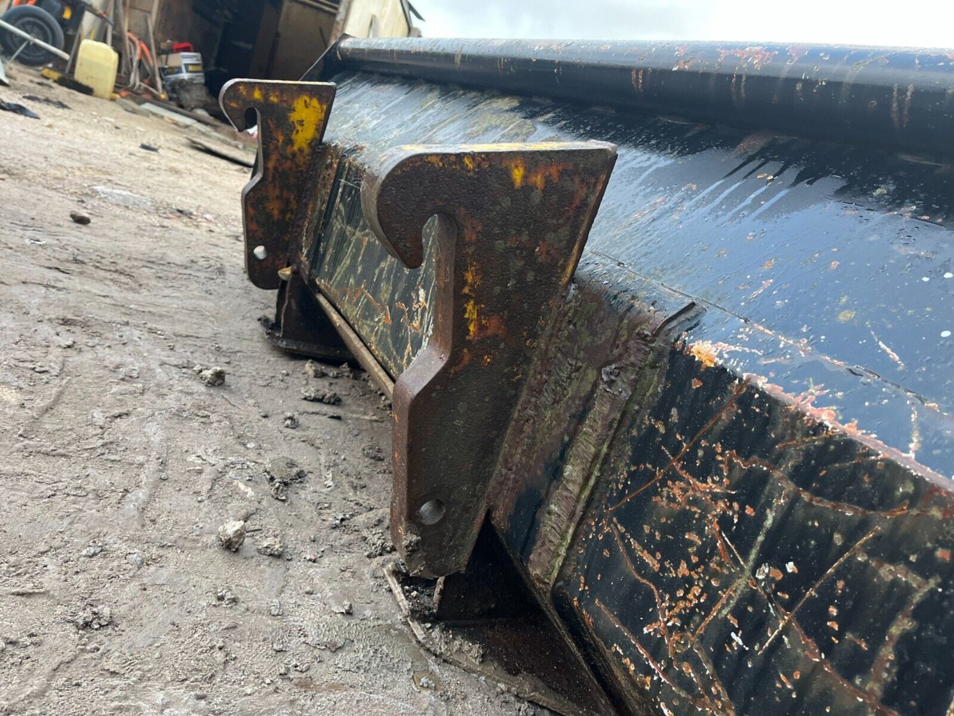 BRACKETS ON JCB BUCKET - Image 2 of 4