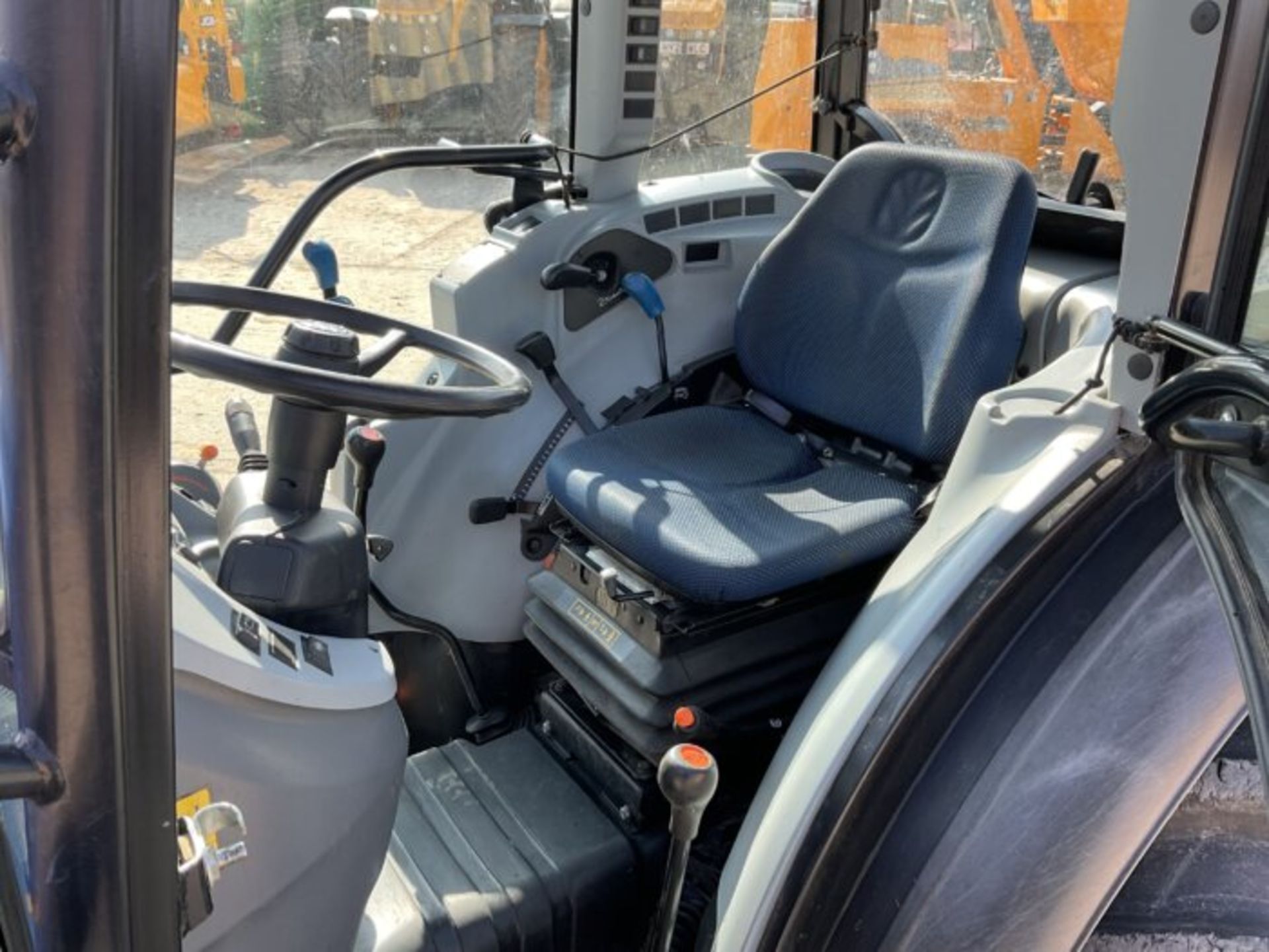 YEAR 2018 NEW HOLLAND T4.100N. FRONT LINKAGE. FRONT P.T.O. SUPER STEER. 3 SPOOLS. AIR CON - Image 9 of 11