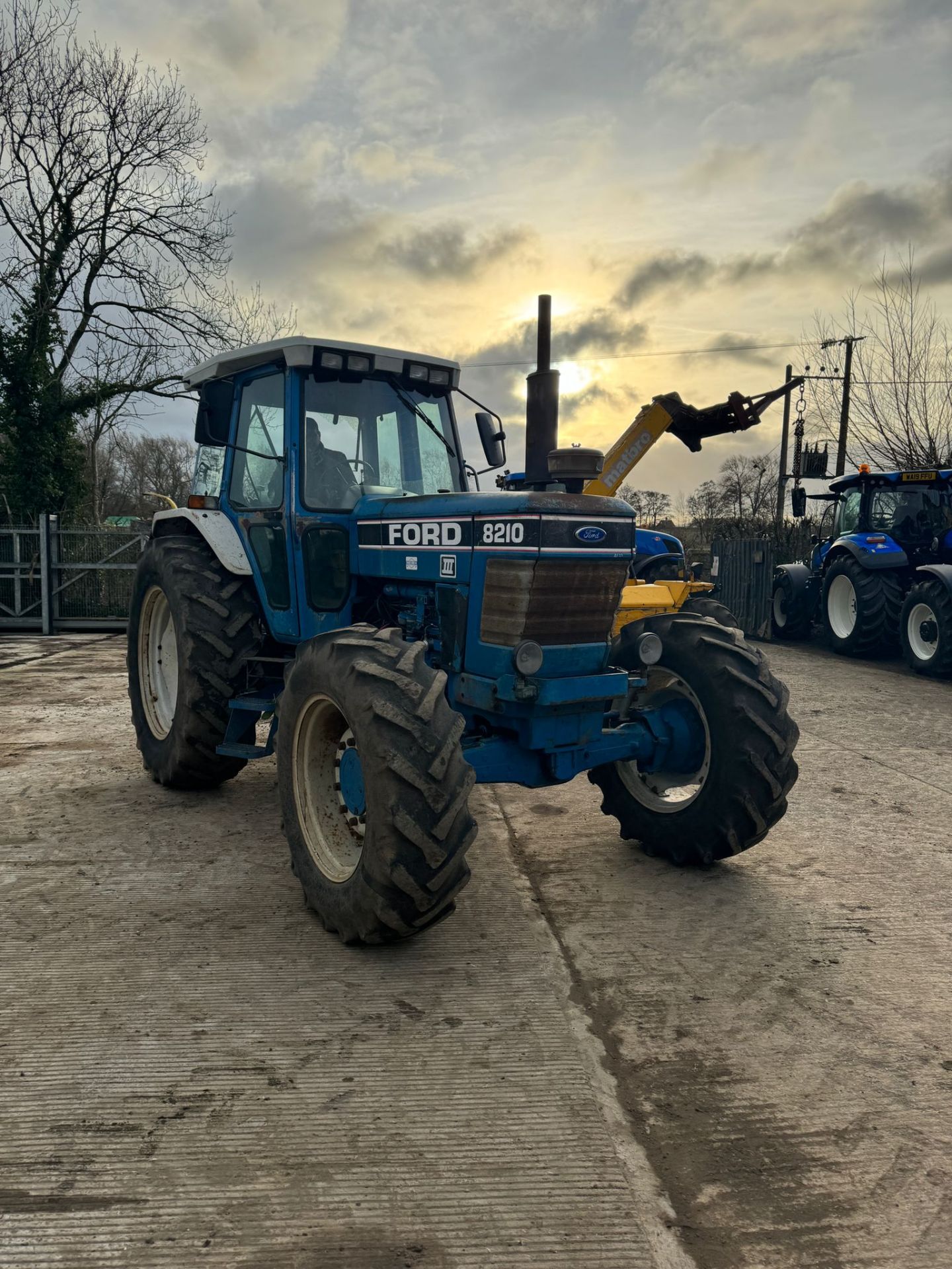 FORD 8210 TRACTOR - Image 3 of 12