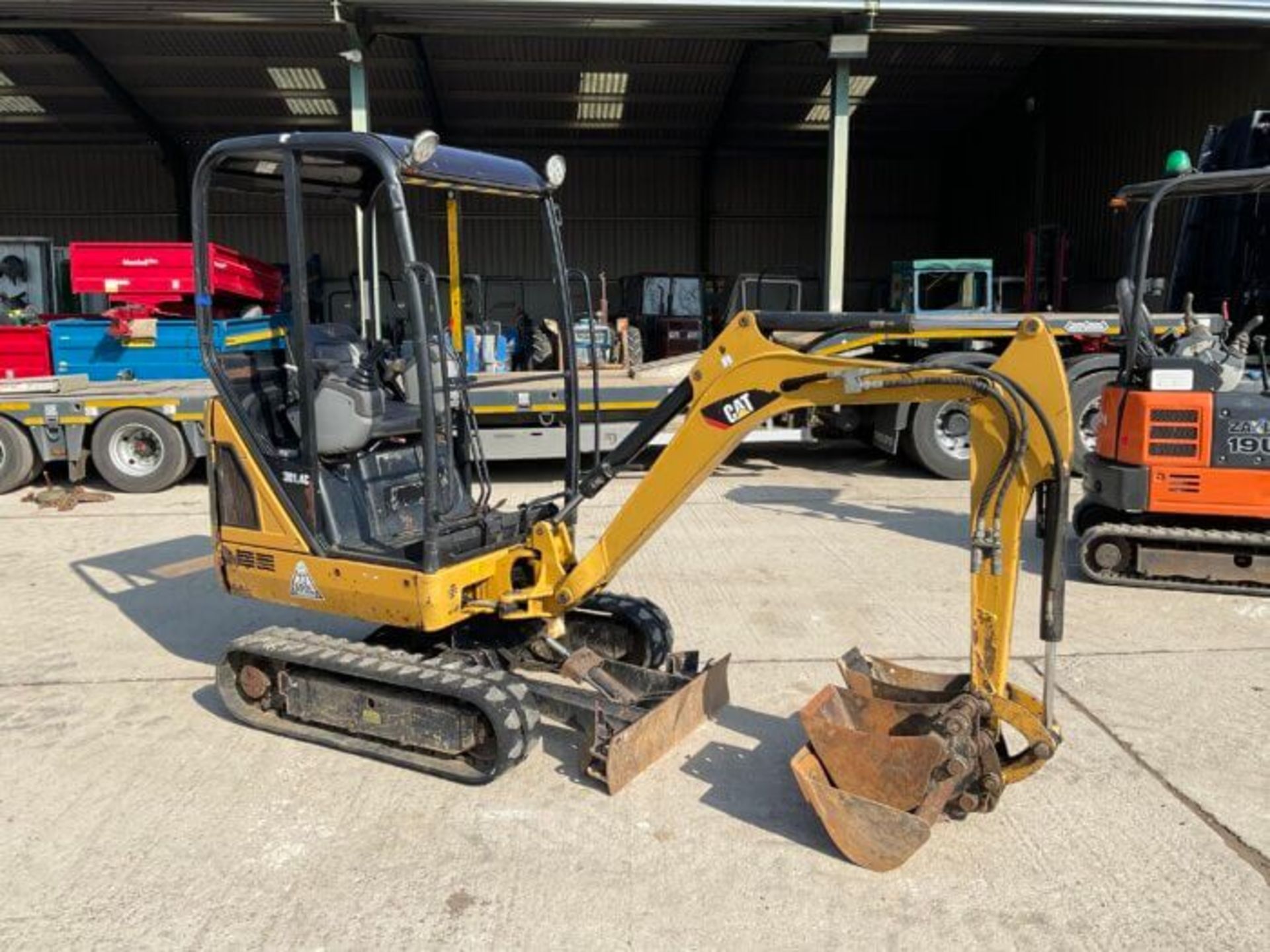 CAT 301.4C DIGGER EXPANDING RUBBER TRACKS - Image 3 of 8