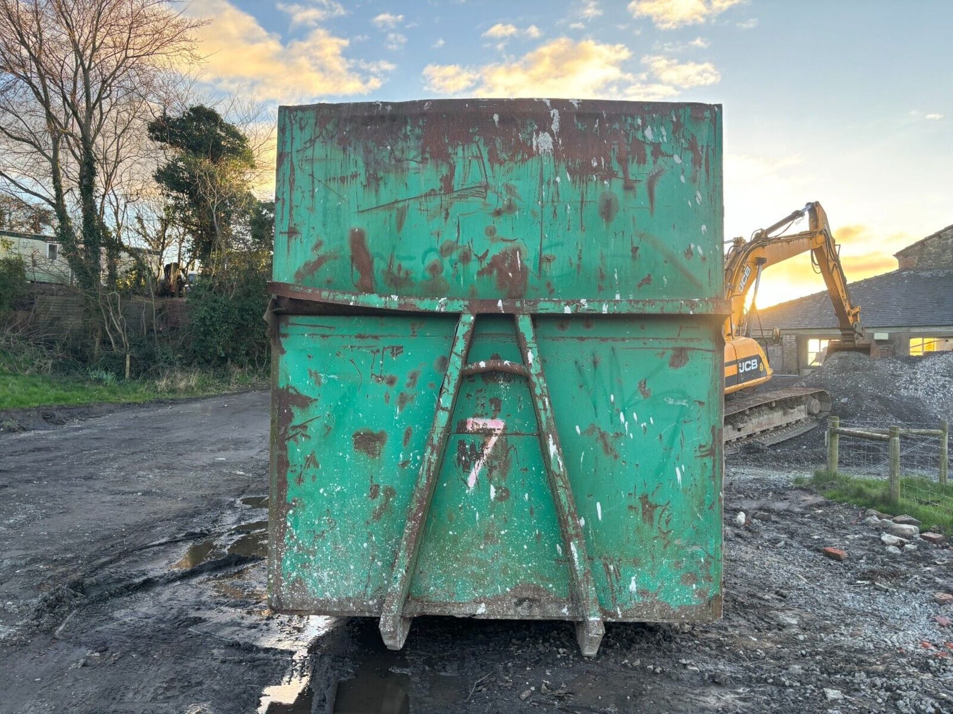 EFFICIENT HAULING: 45-YARD HOOKLIFT BIN, READY TO ROLL - Image 3 of 10