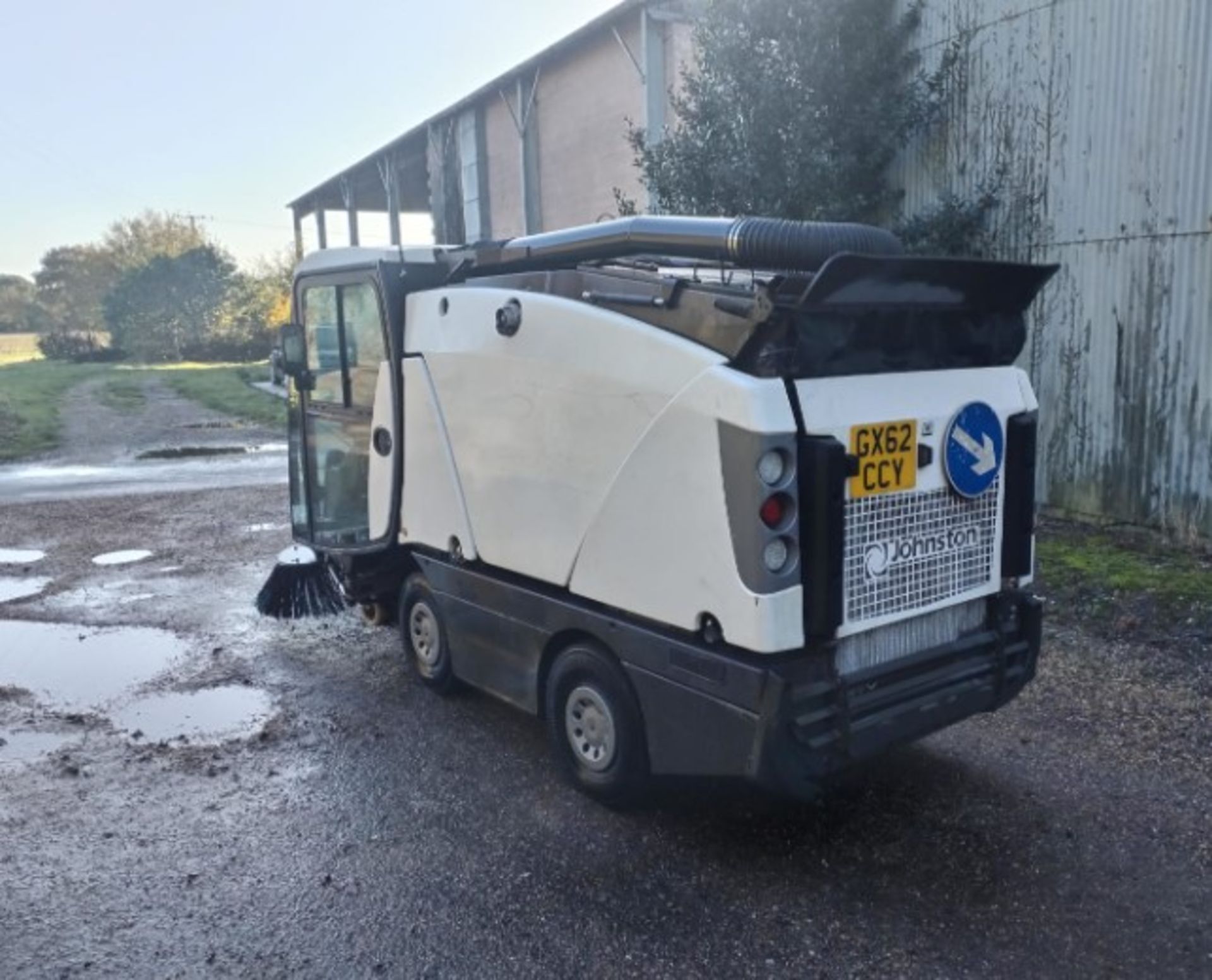 2013 JOHNSTON ROAD SWEEPER HYDROSTATIC - Image 2 of 6