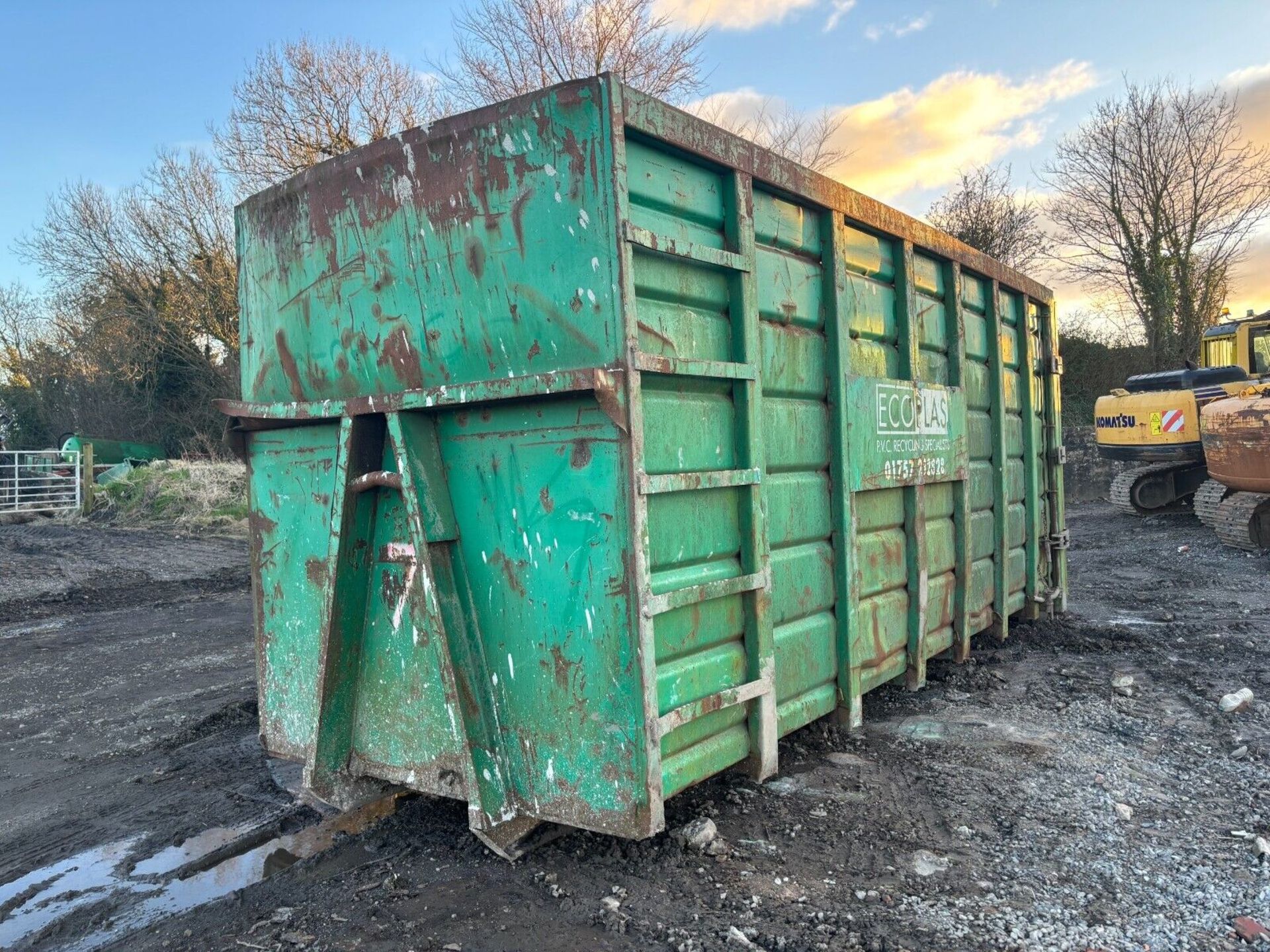 EFFICIENT HAULING: 45-YARD HOOKLIFT BIN, READY TO ROLL