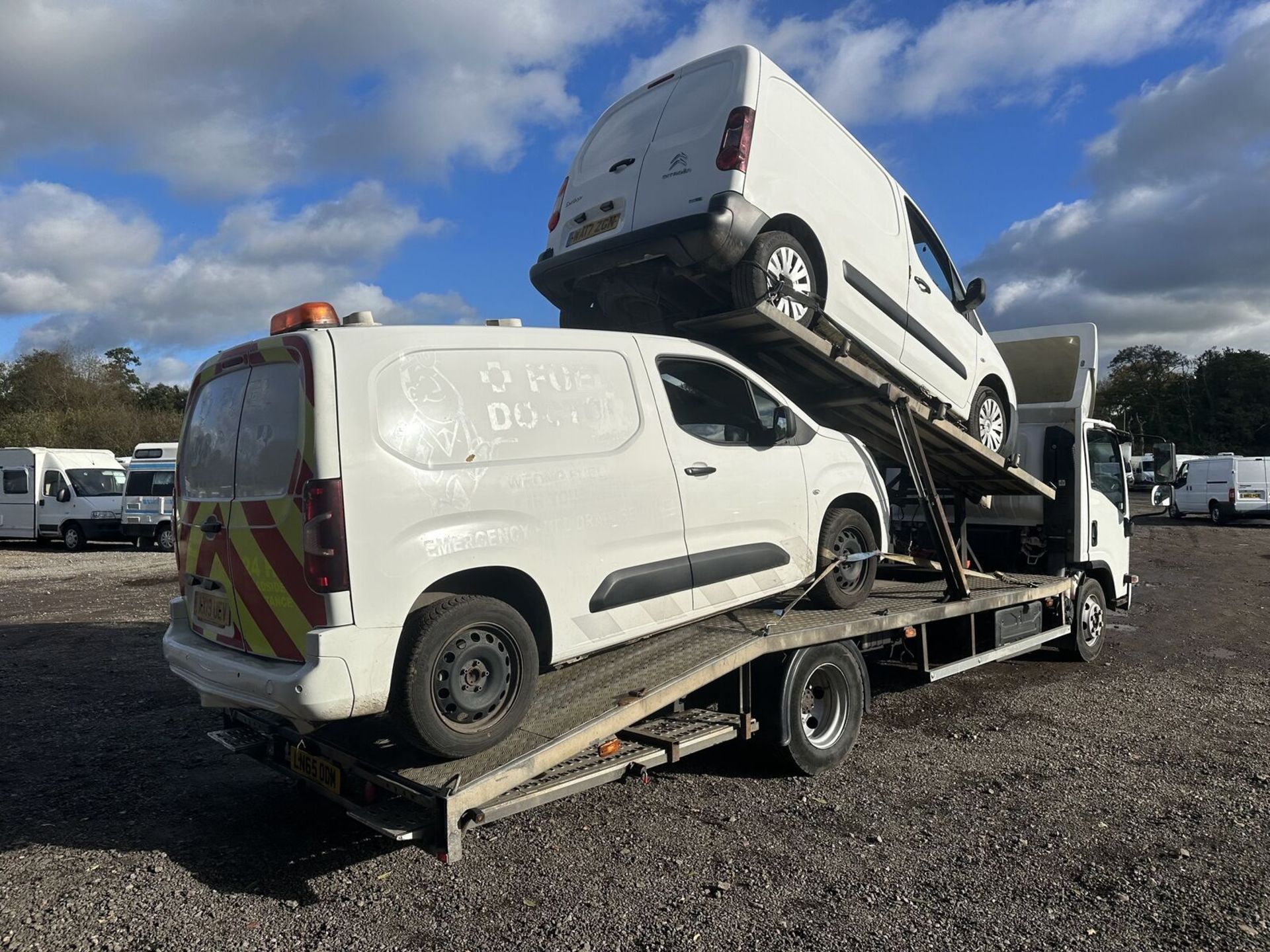 DEPENDABLE TWIN DECK TRANSPORTER: ISUZU N75.190 AUTO ULEZ-EU6 >>--NO VAT ON HAMMER--<< - Image 5 of 14