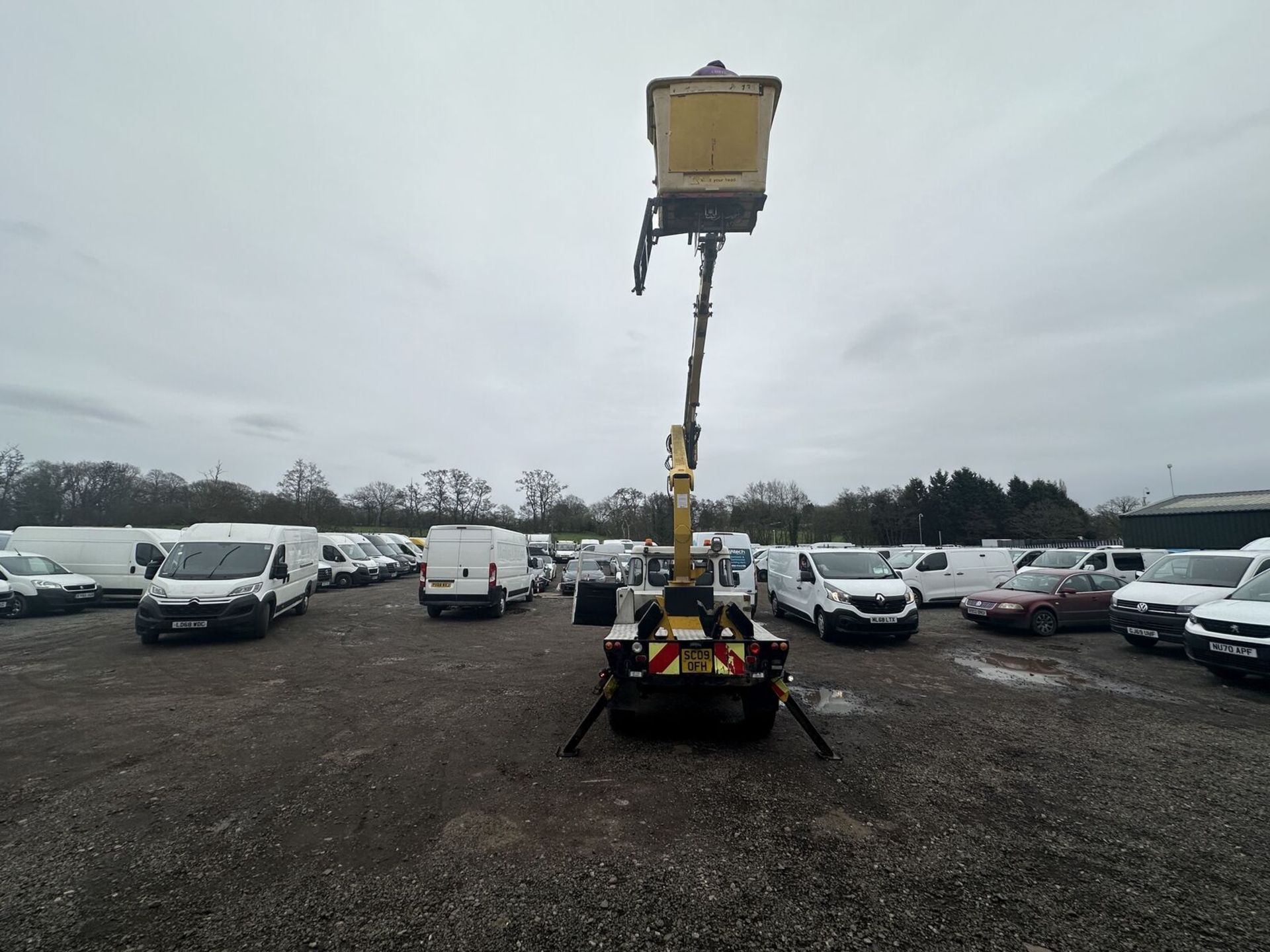 RARE GEM ALERT: 2009 LAND ROVER DEFENDER 130 LWB - CHERRY PICKER READY >>--NO VAT ON HAMMER--<< - Image 5 of 10