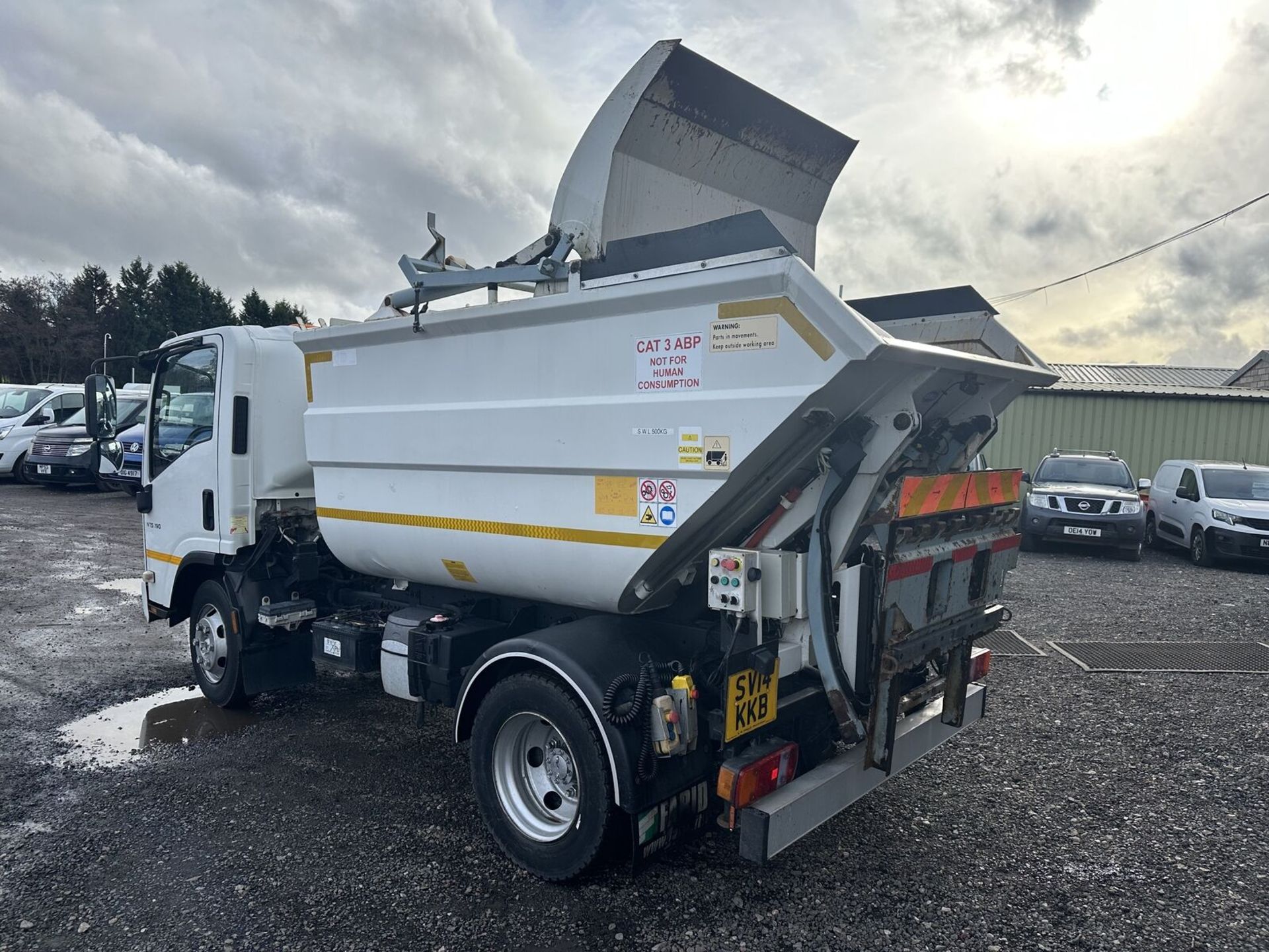 READY FOR EXPORT: 2014 ISUZU FORWARD BIN RUBBISH LORRY >>--NO VAT ON HAMMER--<< - Image 10 of 18