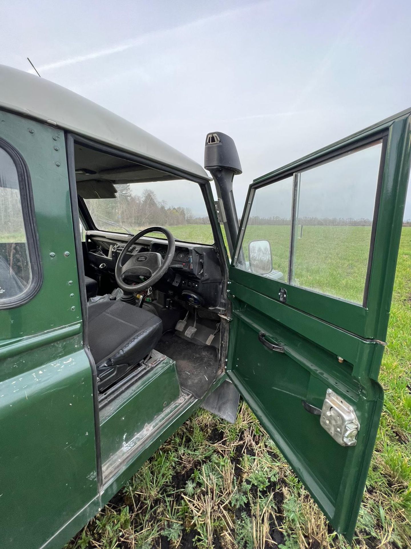 LANDROVER DEFENDER 6 MONTHS MOT START RUNS - Image 13 of 13