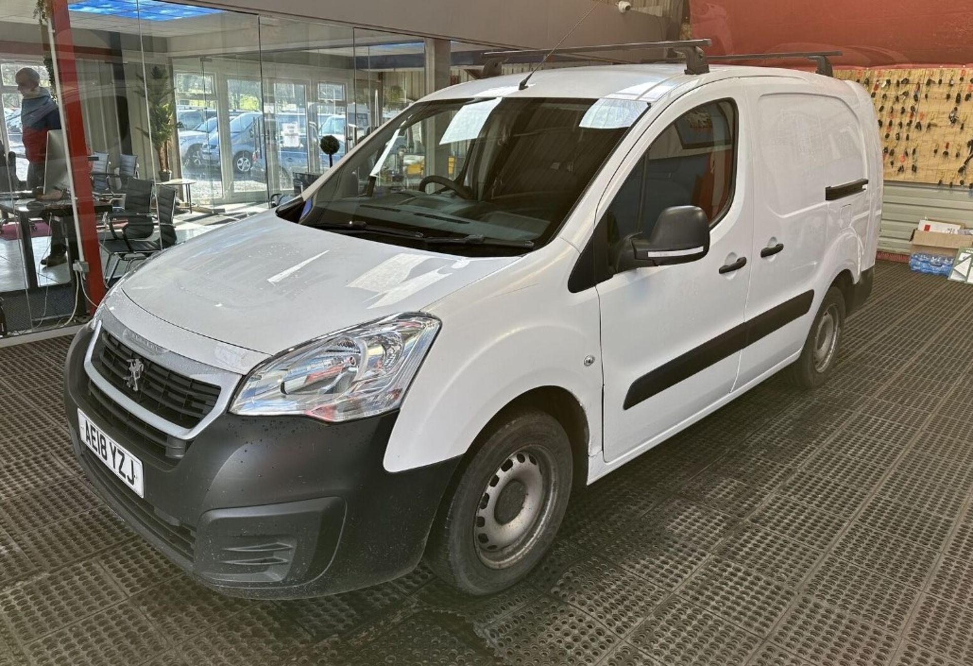 PEUGEOT PARTNER BERLINGO L2: SPACIOUS 5-SEATER CREW, ULEZ COMPLIANT, FULLY SERVICED - Image 2 of 11
