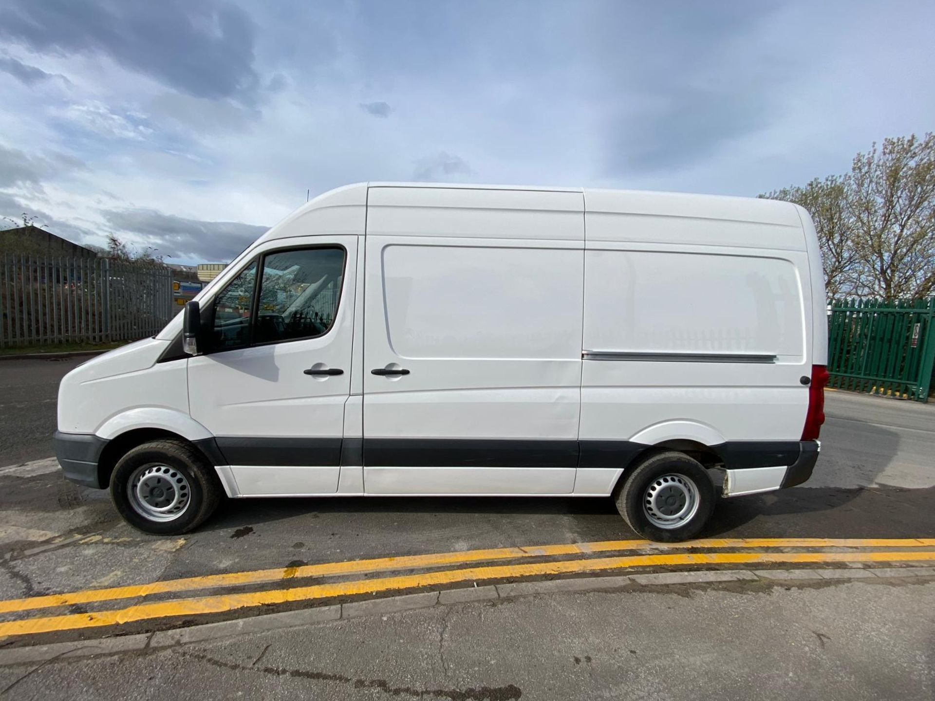 ADVENTURE-READY: 2016 VW CRAFTER EURO6 DIESEL CAMPER >>--NO VAT ON HAMMER--<< - Image 10 of 16