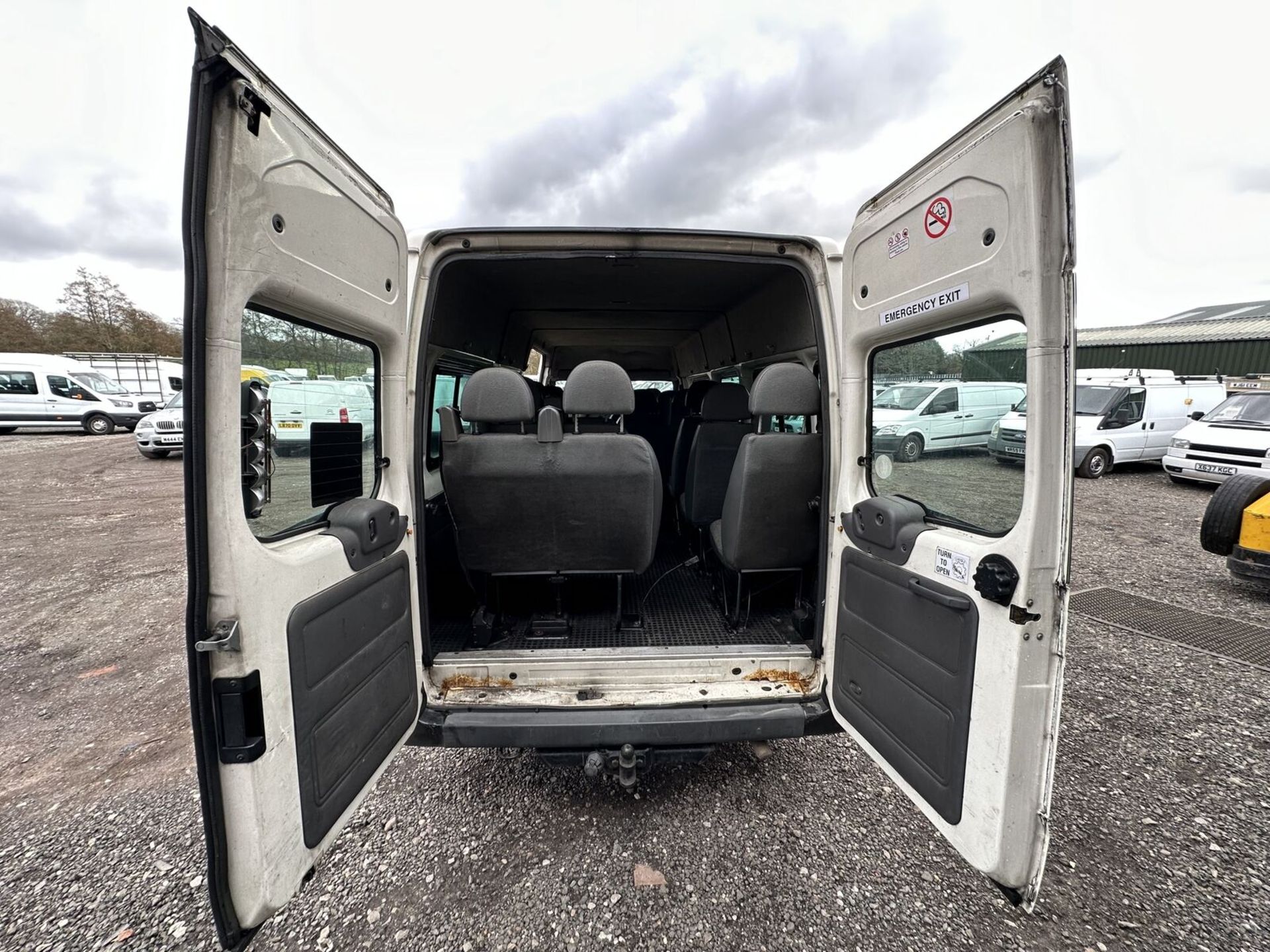 VERSATILE 2005 FORD TRANSIT MINIBUS: TURBO REPAIRABLE >>--NO VAT ON HAMMER--<< - Image 5 of 21