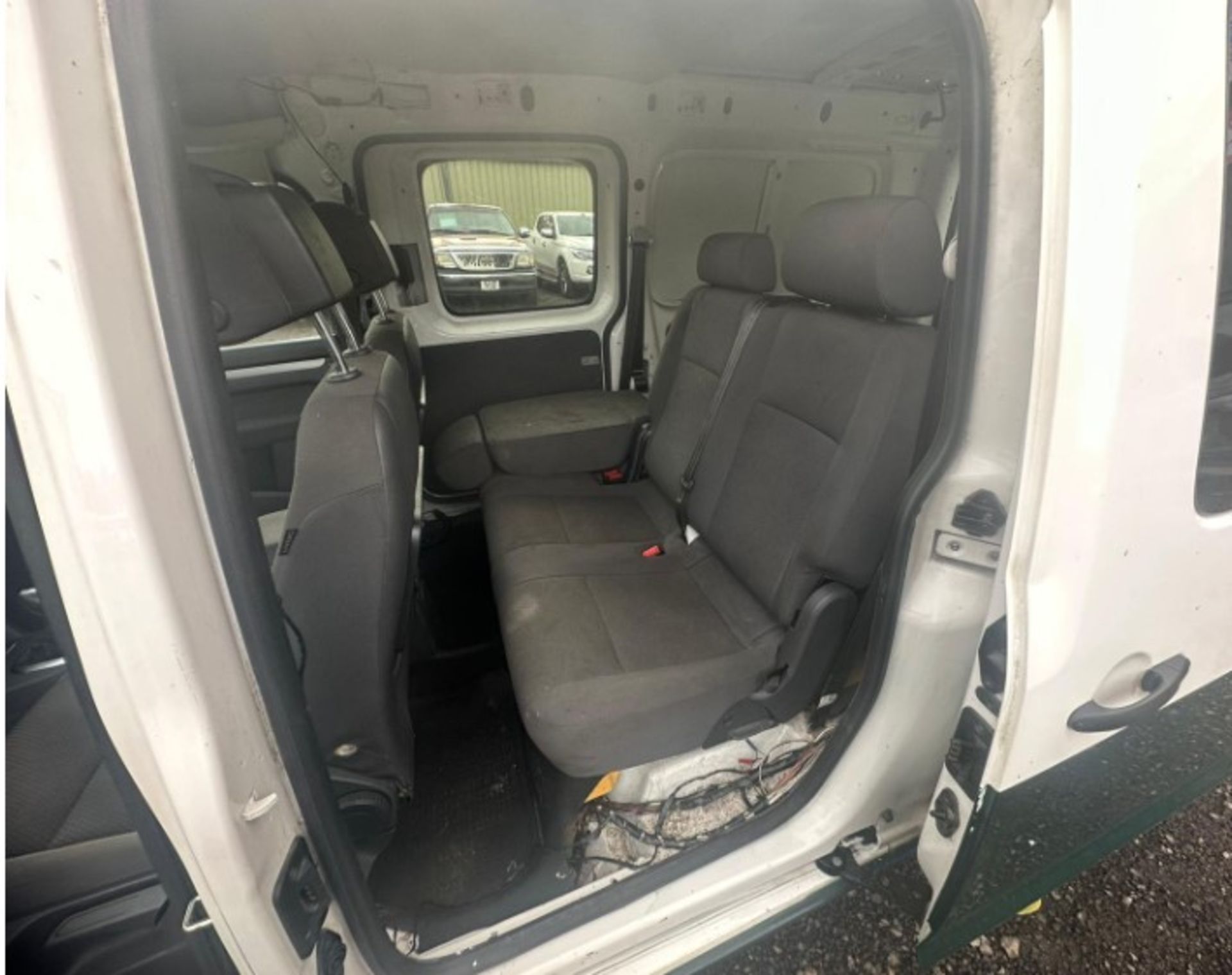 SPARES OR REPAIRS: 2014 VW CADDY MAXI - DSG WINDOW VAN, LOW MILES >>--NO VAT ON HAMMER--<< - Image 5 of 21