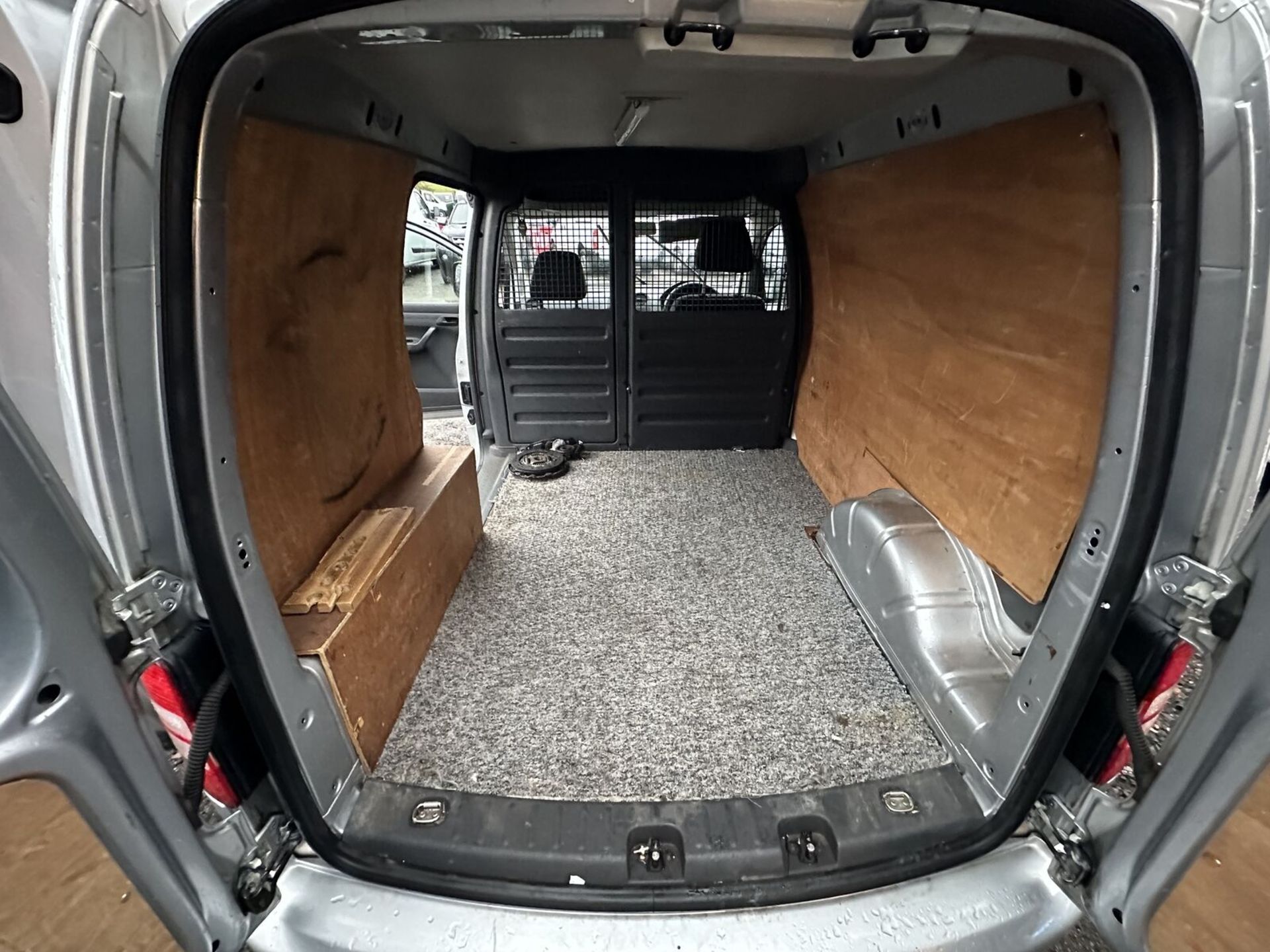 DRIVE-IN OPPORTUNITY: 2014 VW CADDY C20 HIGHLINE, FIXER UPPER >>--NO VAT ON HAMMER--<< - Image 9 of 9