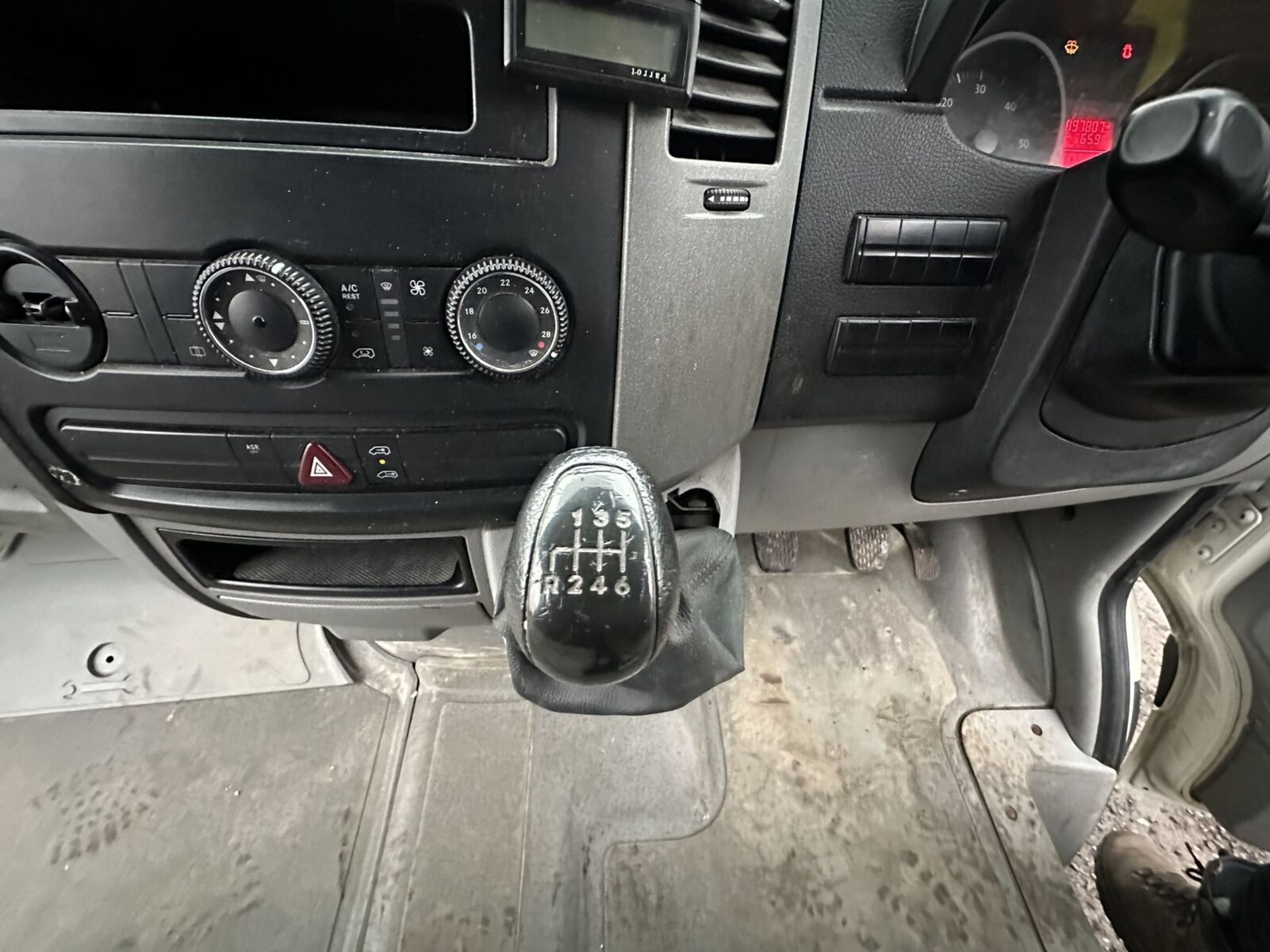 VOLKSWAGEN CRAFTER SPRINTER CR30 SWB DIESEL >>--NO VAT ON HAMMER--<< - Image 9 of 15