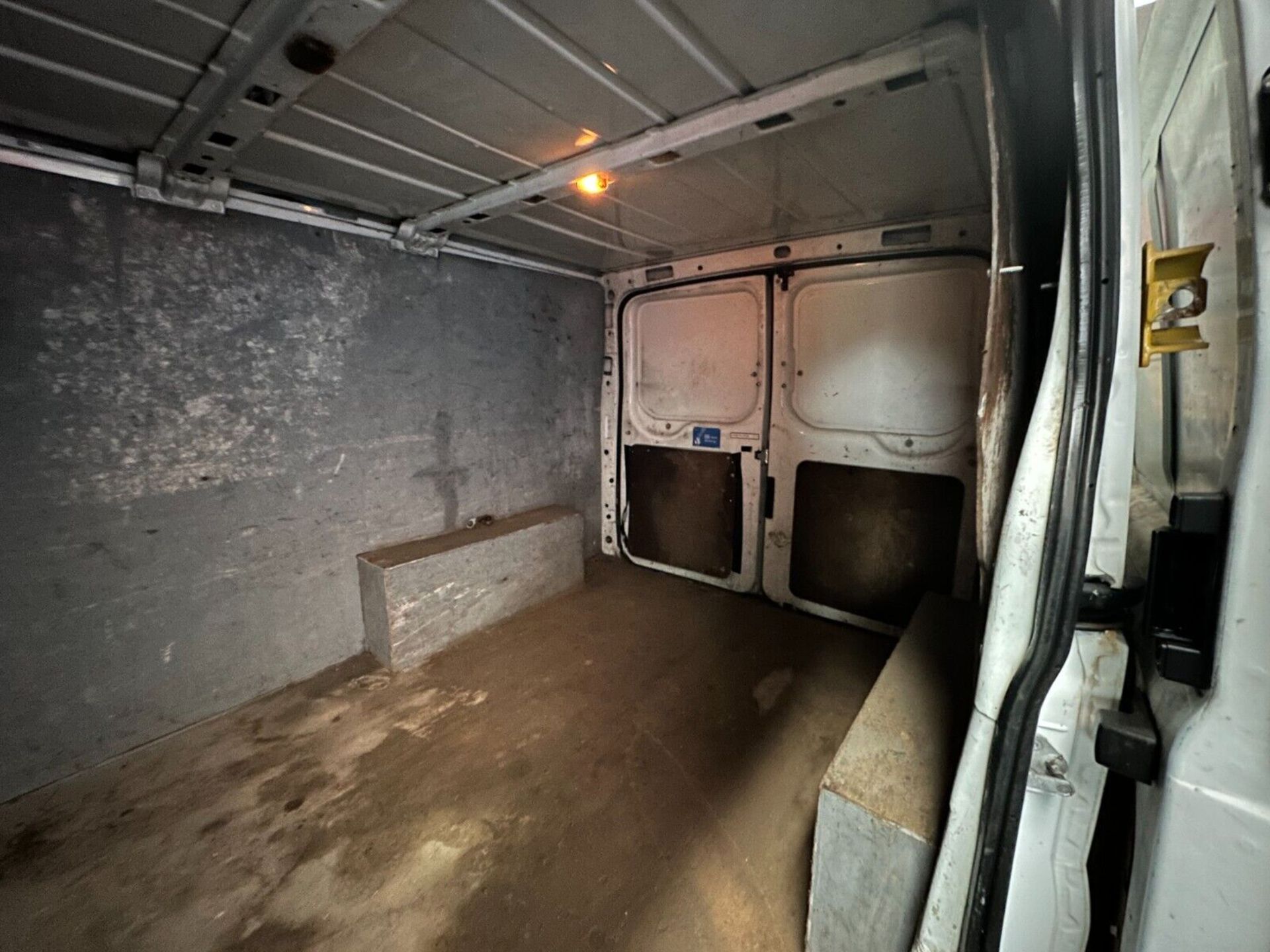 WHITE WARRIOR: FORD TRANSIT 280 SWB DIESEL PANEL VAN >>--NO VAT ON HAMMER--<< - Image 5 of 12