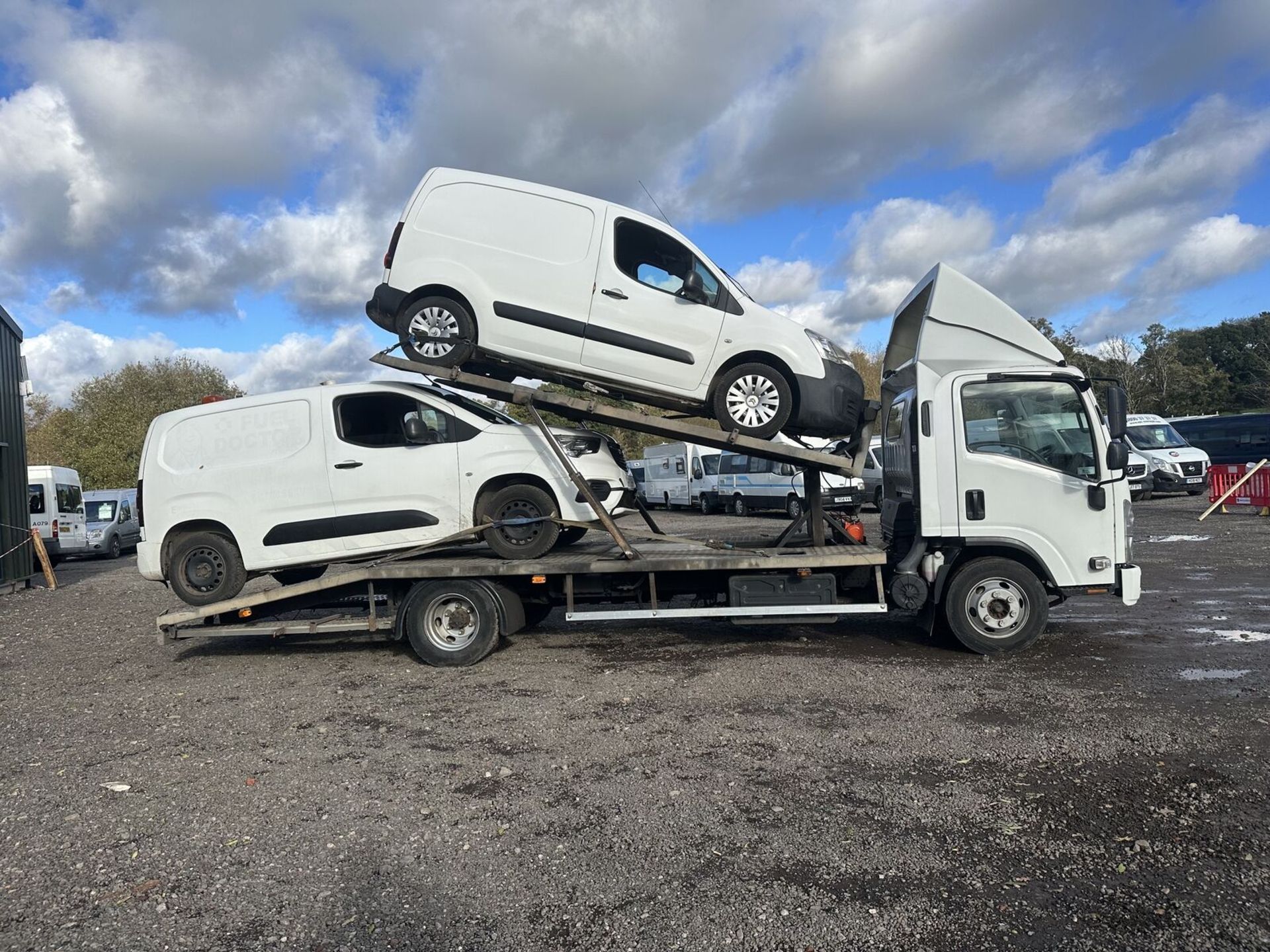 DEPENDABLE TWIN DECK TRANSPORTER: ISUZU N75.190 AUTO ULEZ-EU6 >>--NO VAT ON HAMMER--<< - Image 4 of 14