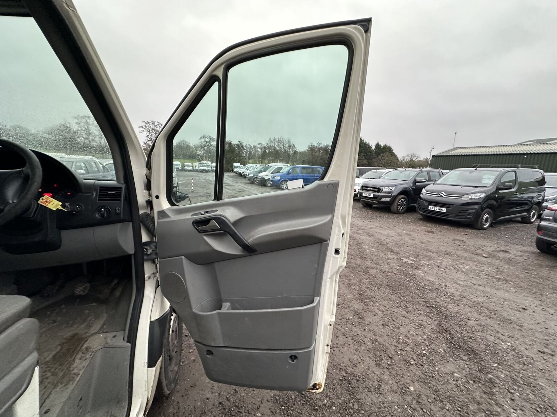 VOLKSWAGEN CRAFTER SPRINTER CR30 SWB DIESEL >>--NO VAT ON HAMMER--<< - Image 14 of 15