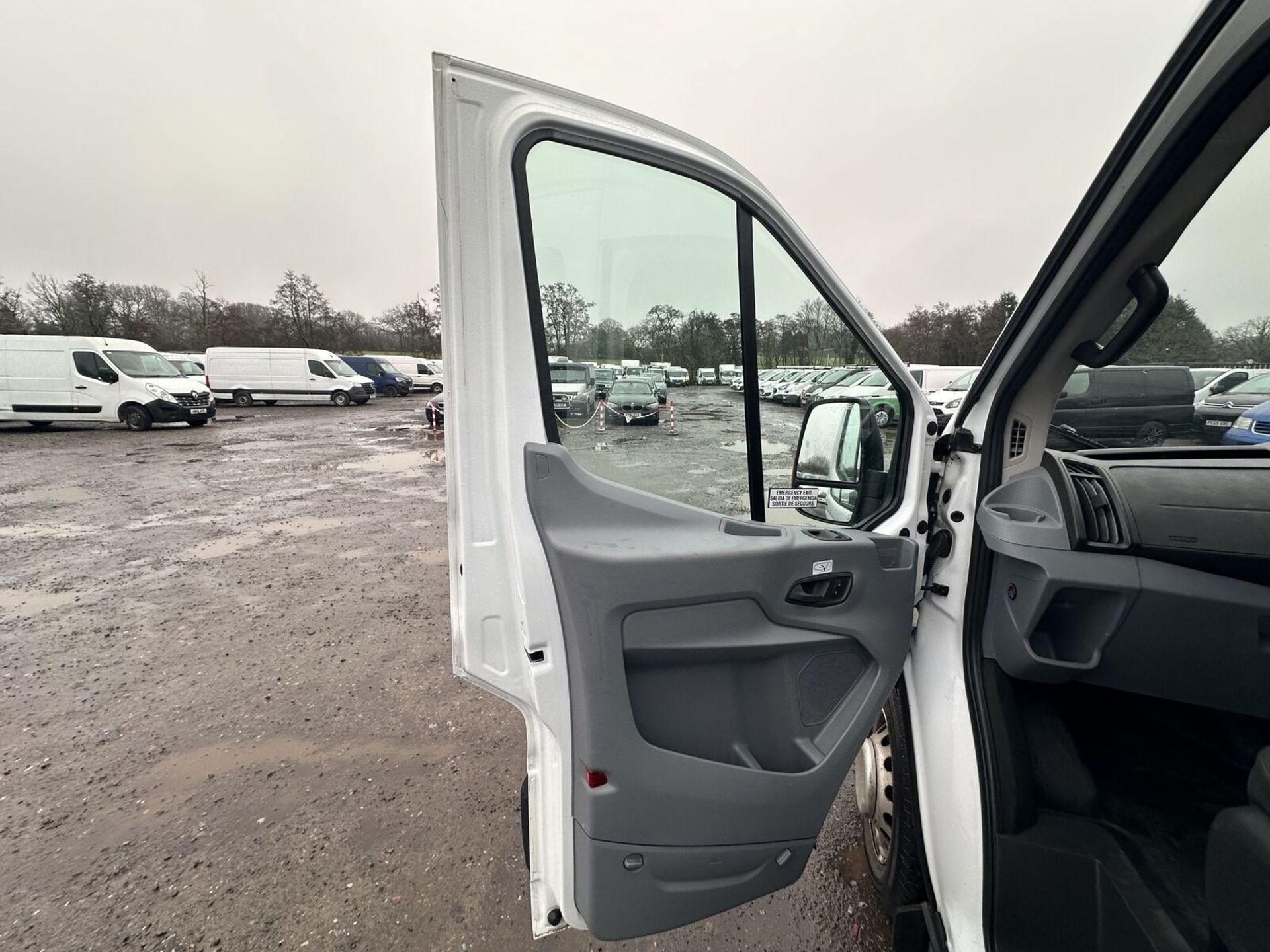 2018 FORD TRANSIT 460 L4 XLWB MINIBUS - LOW MILEAGE, 17 SEATER >>--NO VAT ON HAMMER--<< - Image 5 of 18