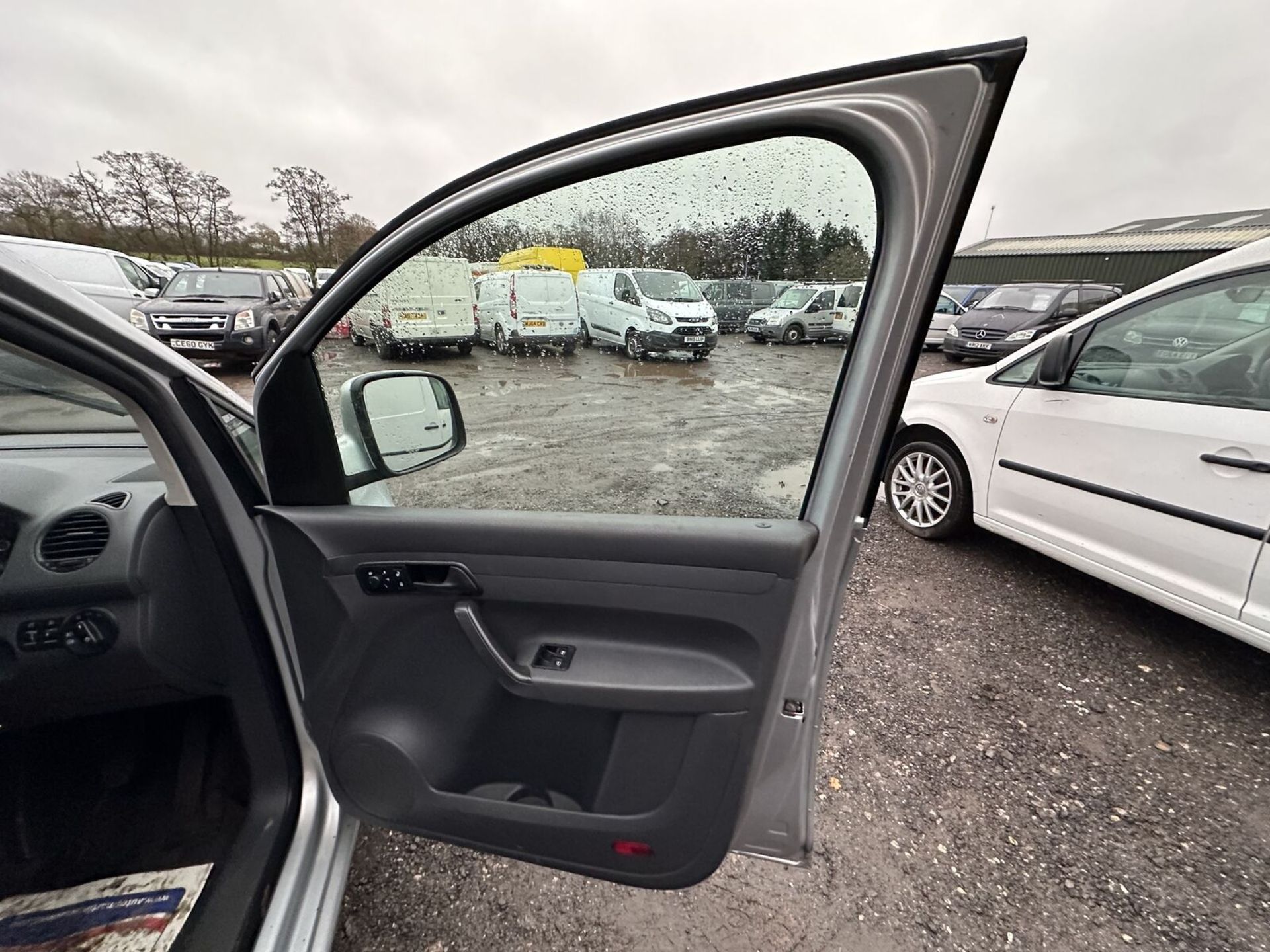 DRIVE-IN OPPORTUNITY: 2014 VW CADDY C20 HIGHLINE, FIXER UPPER >>--NO VAT ON HAMMER--<< - Image 5 of 9