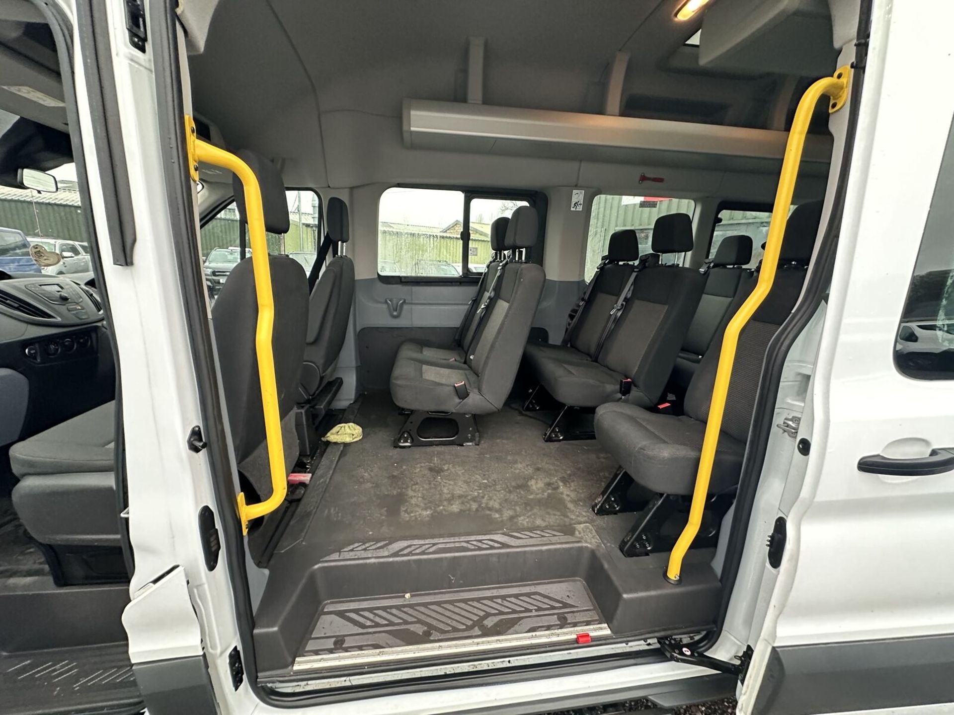 2018 FORD TRANSIT 460 L4 XLWB MINIBUS - LOW MILEAGE, 17 SEATER >>--NO VAT ON HAMMER--<< - Image 4 of 18