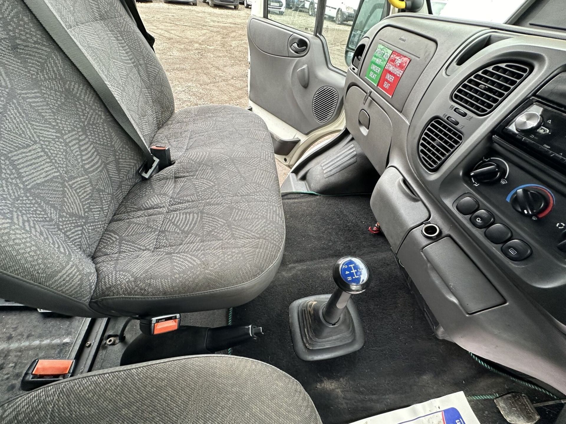 VERSATILE 2005 FORD TRANSIT MINIBUS: TURBO REPAIRABLE >>--NO VAT ON HAMMER--<< - Image 21 of 21