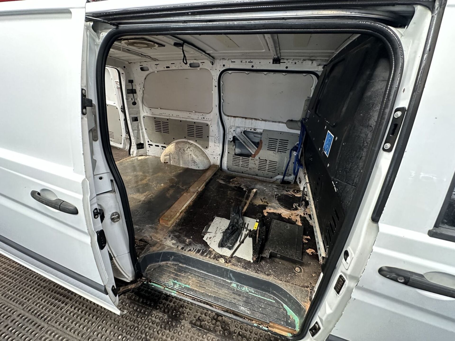 WHITE KNIGHT: MERCEDES VITO LWB, SOLID BARGAIN >>--NO VAT ON HAMMER--<< - Image 7 of 13