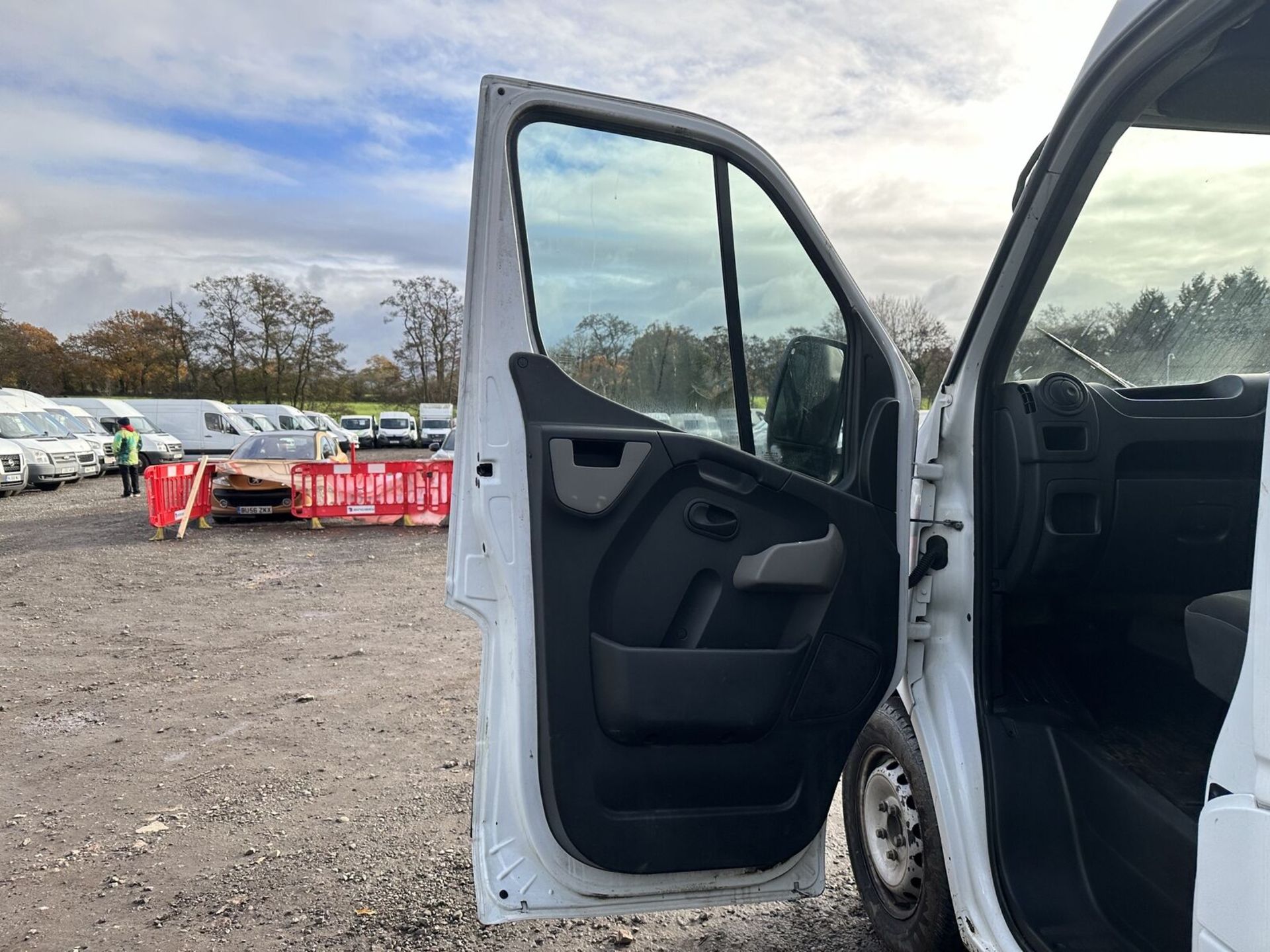 NISSAN NV400 SE PANEL VAN: EURO 6, SPARES OR REPAIRS, 68 PLATE - Image 7 of 17