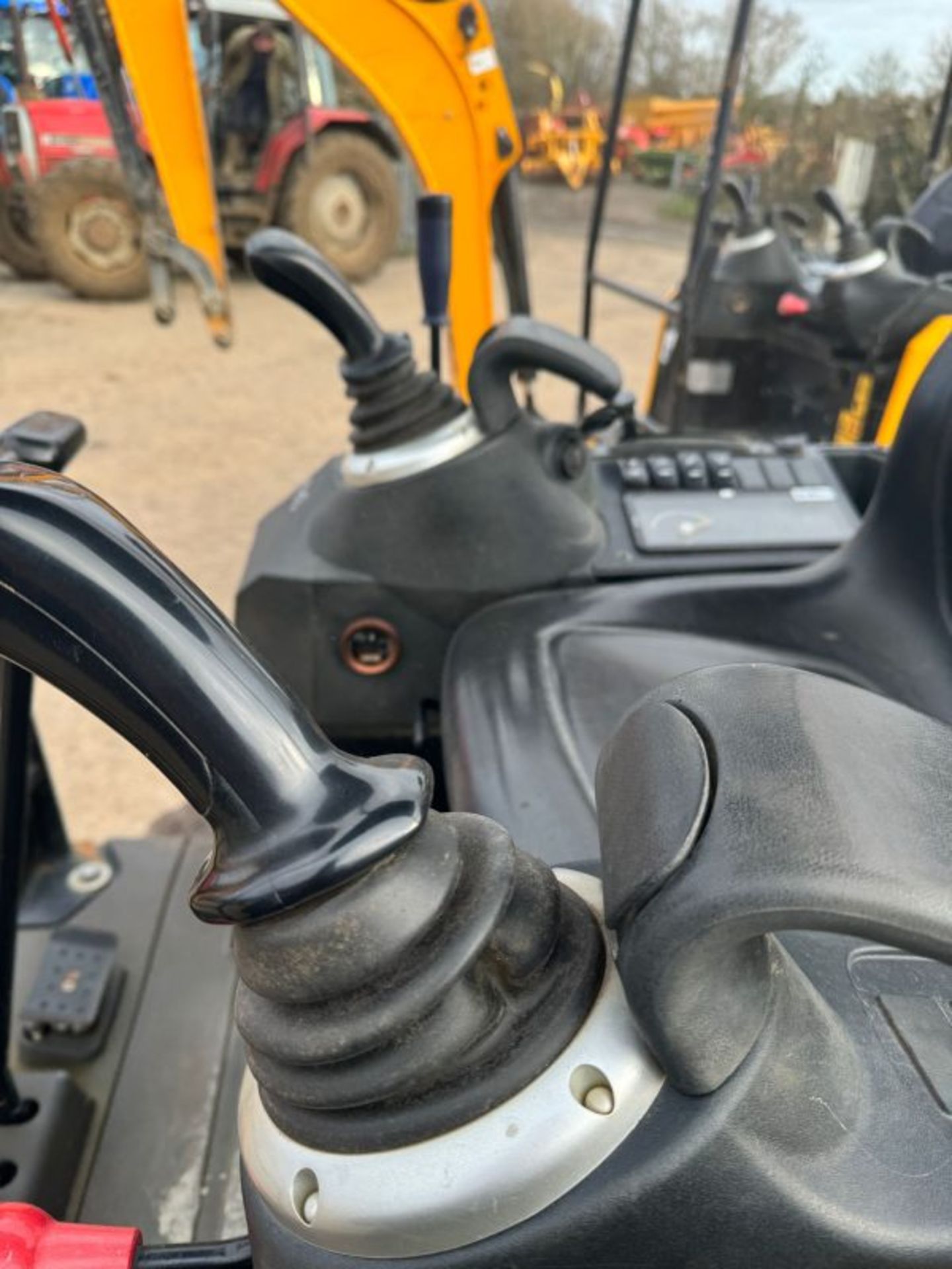 >>>SPECIAL CLEARANCE<<< JCB 15C-1 MINI DIGGER (2019) - Image 4 of 15
