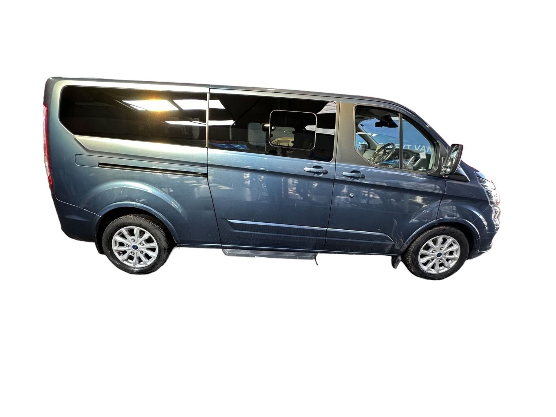 BLUE BEAUTY: FORD TOURNEO CUSTOM 8 SEATER TITANIUM >>--NO VAT ON HAMMER--<< - Image 3 of 11