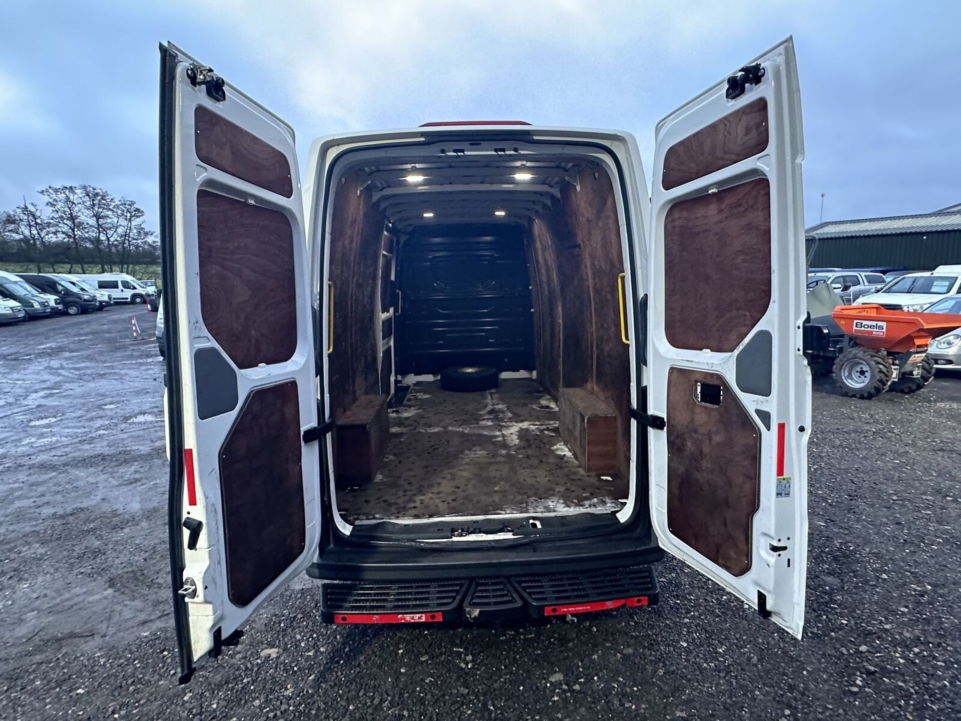 EXCEPTIONAL SAVINGS: 71 PLATE MAN VW CRAFTER LOGO TGE 3 >>--NO VAT ON HAMMER--<< - Image 15 of 16
