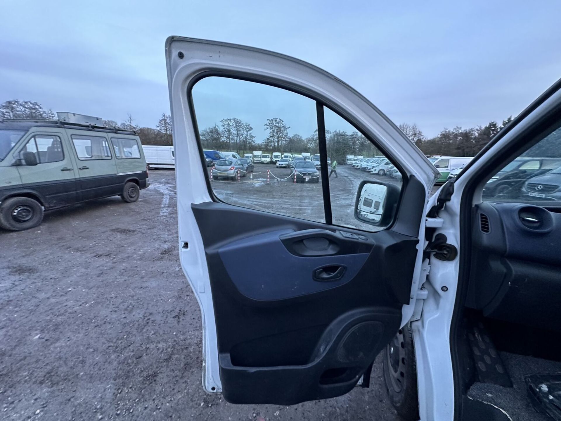 AFFORDABLE REPAIR: VAUXHALL VIVARO WITH POTENTIAL - Image 14 of 21