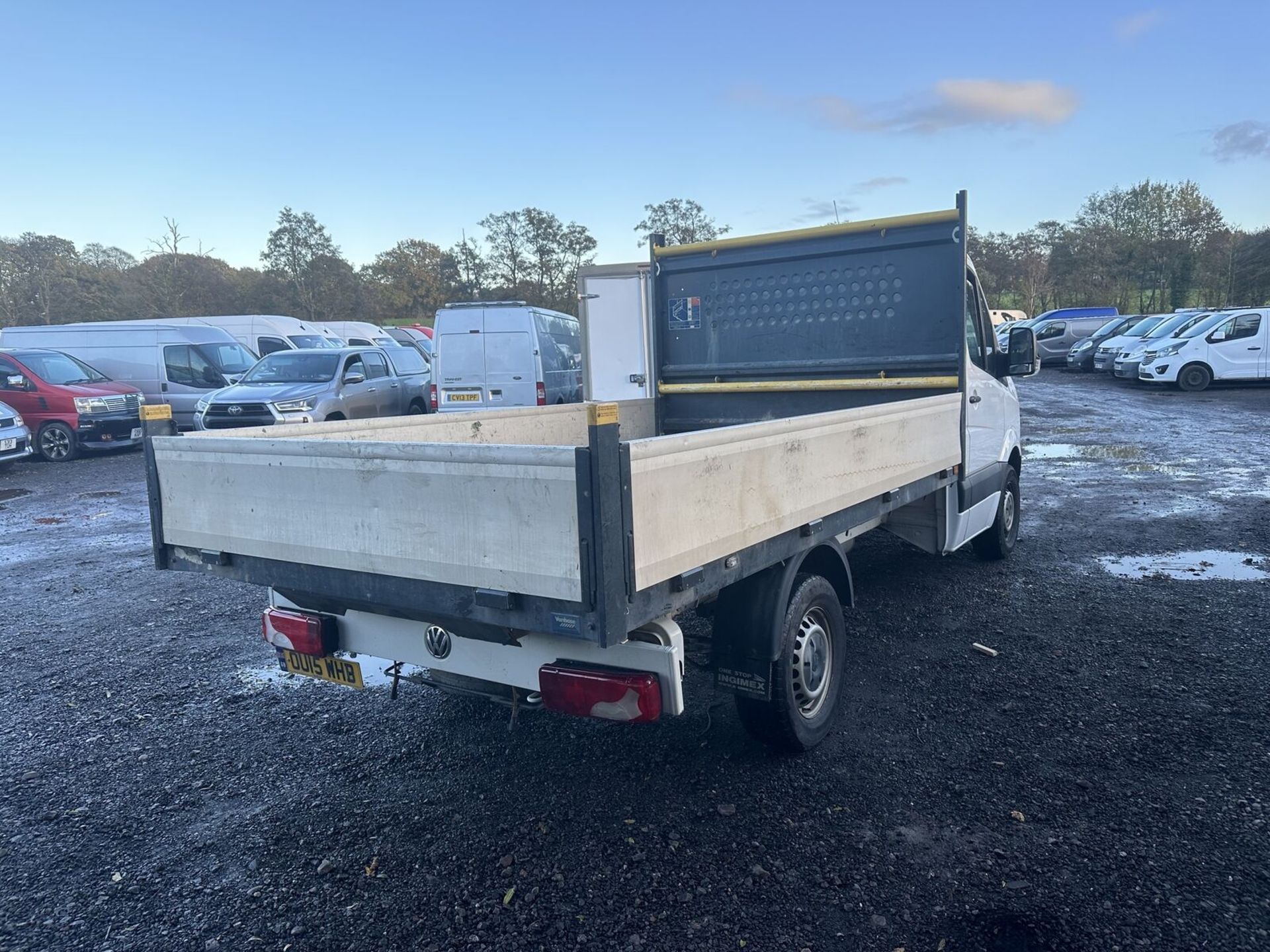 EFFICIENT VW CRAFTER CR35 FLATBED: LOW MILEAGE, PRISTINE CONDITION >>--NO VAT ON HAMMER--<< - Image 3 of 15