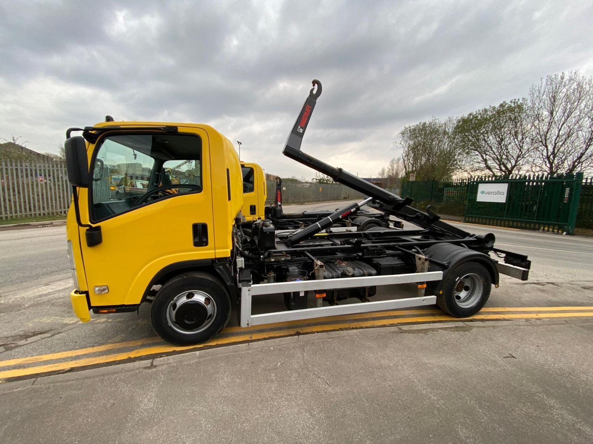 DEPENDABLE HOOK LOADER: 2016 ISUZU TRUCKS N75.150 AUTO >>--NO VAT ON HAMMER--<< - Image 2 of 14