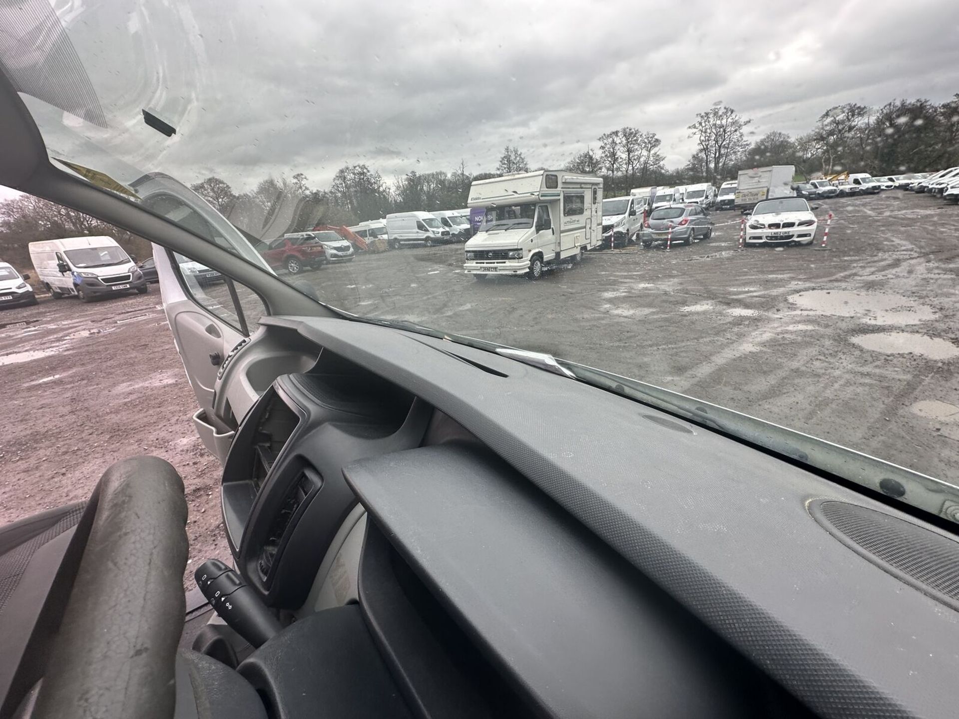 READY FOR ACTION: 61 PLATE VAUXHALL VIVARO - ROOF RACK, BARGAIN DEAL >>--NO VAT ON HAMMER--<< - Image 10 of 15