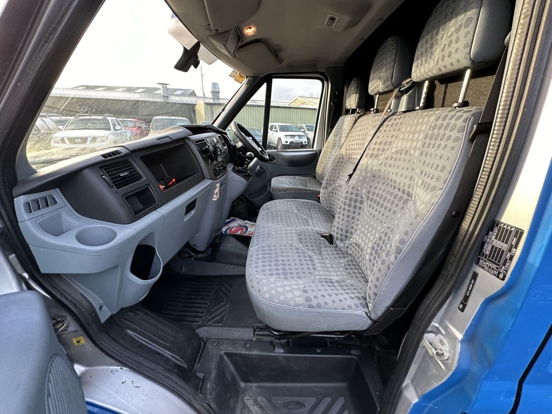BLUE HIGH TOP CAMPER VAN: HIT THE ROAD IN STYLE AND COMFORT >>--NO VAT ON HAMMER--<< - Image 5 of 20