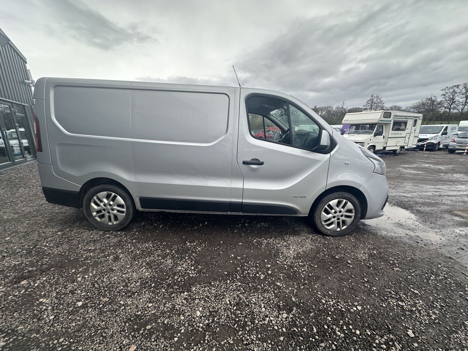 TOP GEAR: RENAULT TRAFIC SL27 SPORT NAV - FSH, NEEDS ATTENTION - Image 4 of 14