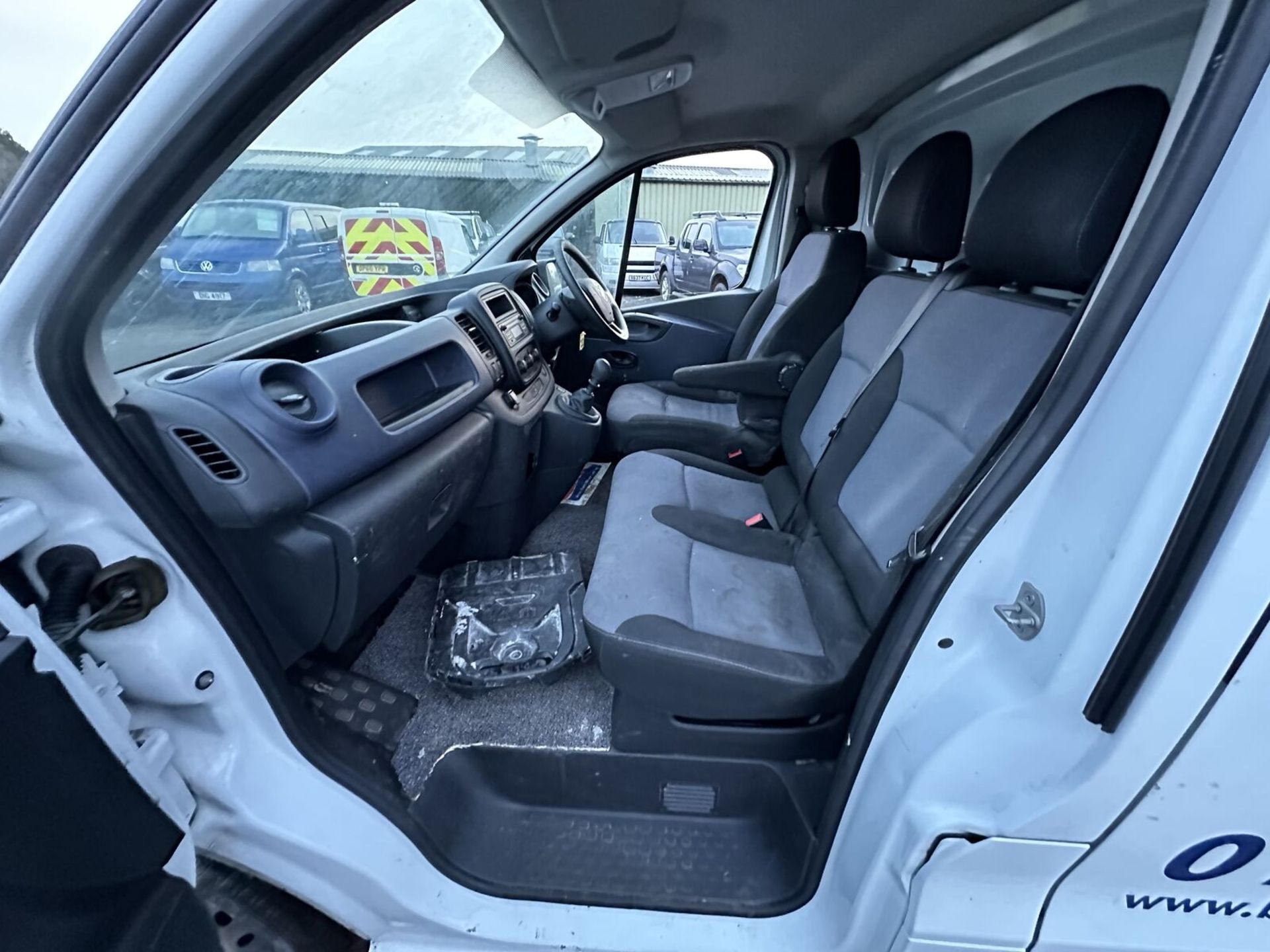 AFFORDABLE REPAIR: VAUXHALL VIVARO WITH POTENTIAL - Image 15 of 21