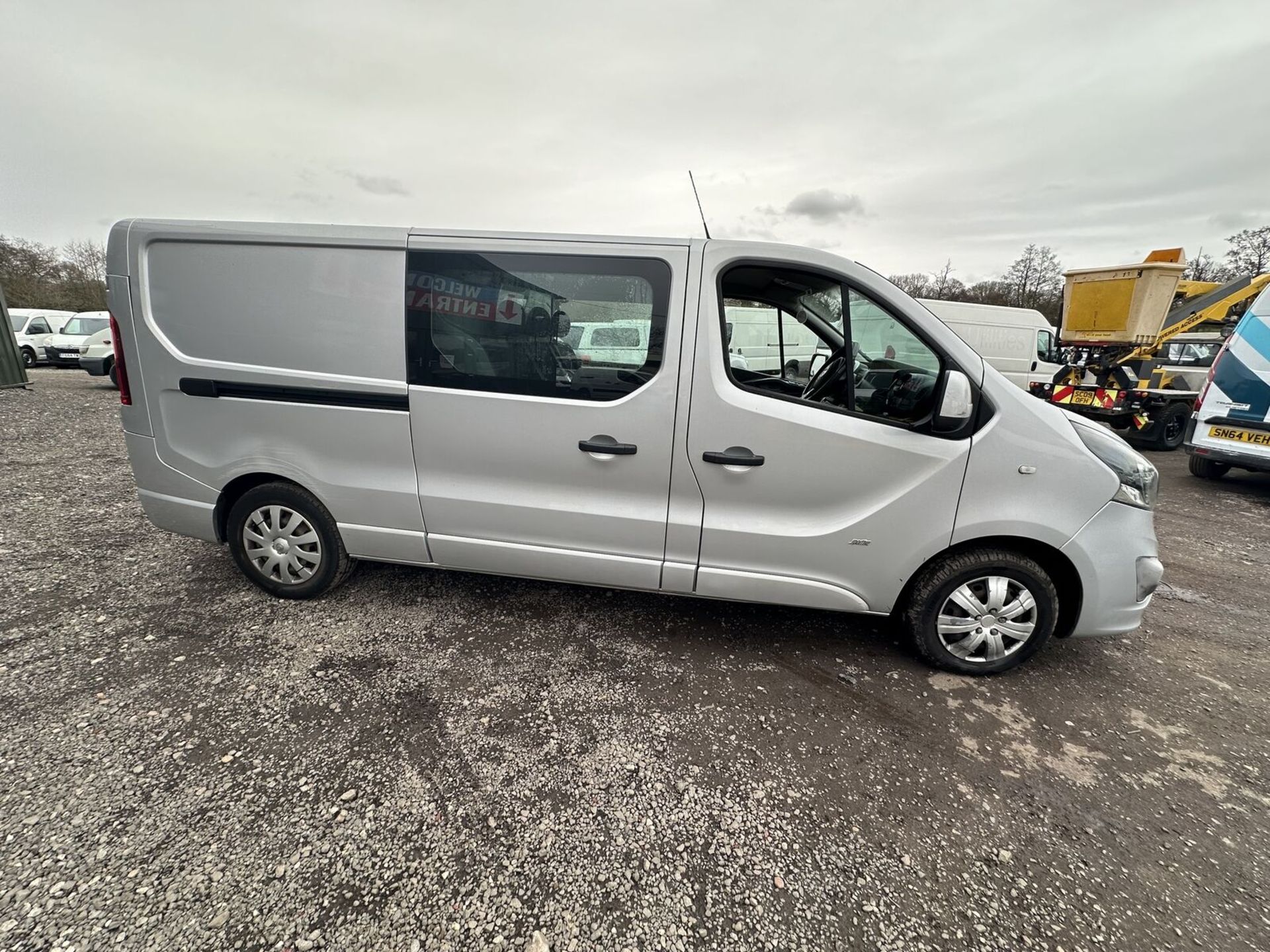 EFFICIENT HAULER: VAUXHALL VIVARO SPORTIVE CREW CAB, NEEDS GEARBOX >>--NO VAT ON HAMMER--<< - Image 14 of 18