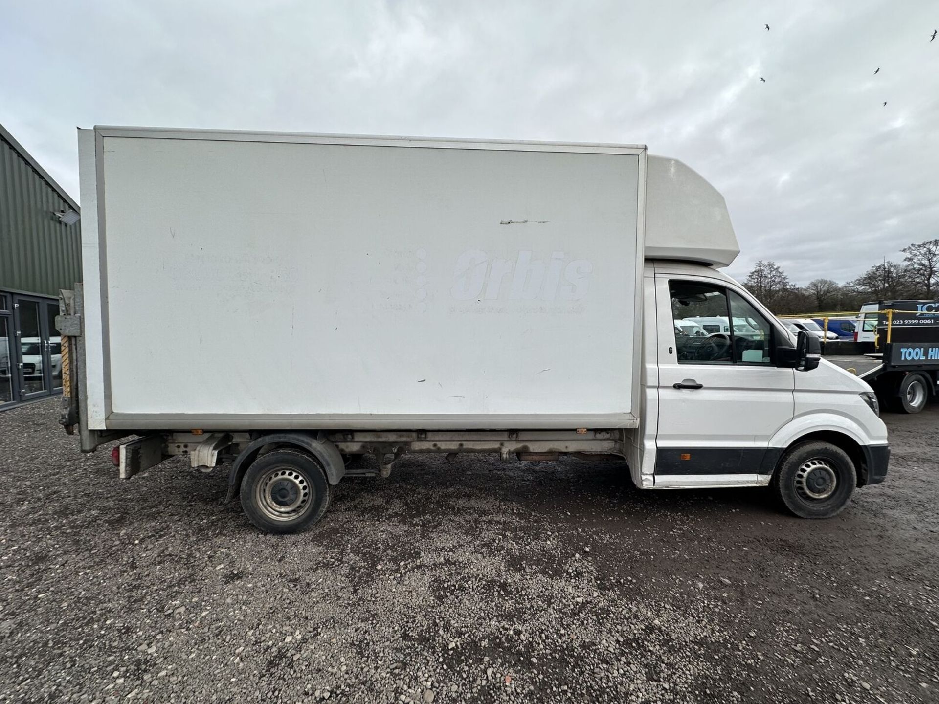 2018 VOLKSWAGEN CRAFTER CR35 LWB: EFFICIENT DIESEL LUTON VAN - Image 2 of 17