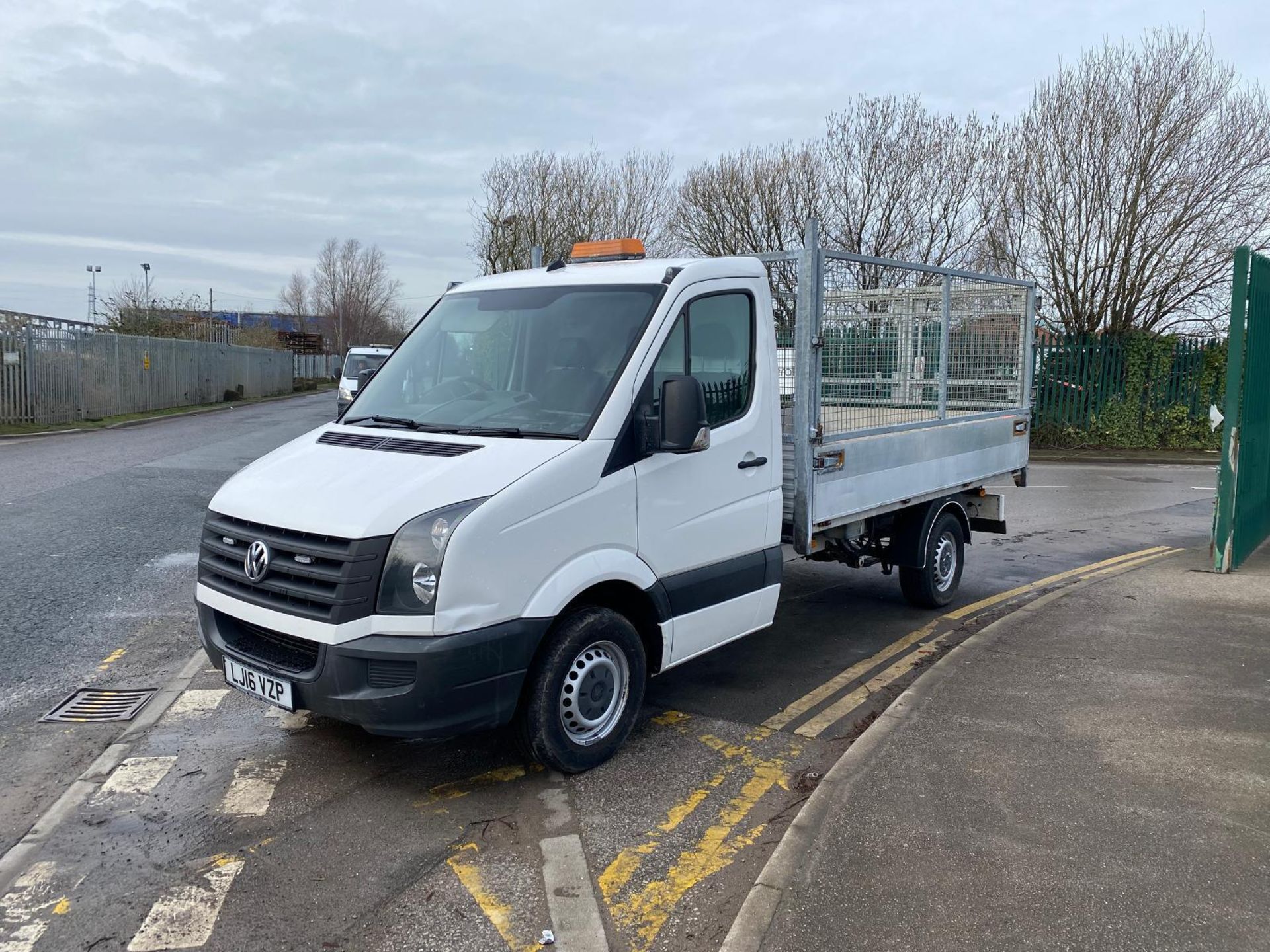 2016 VW CRAFTER: DROP DOWN CAGE TIPPER, MANUAL TRANSMISSION - Image 12 of 13