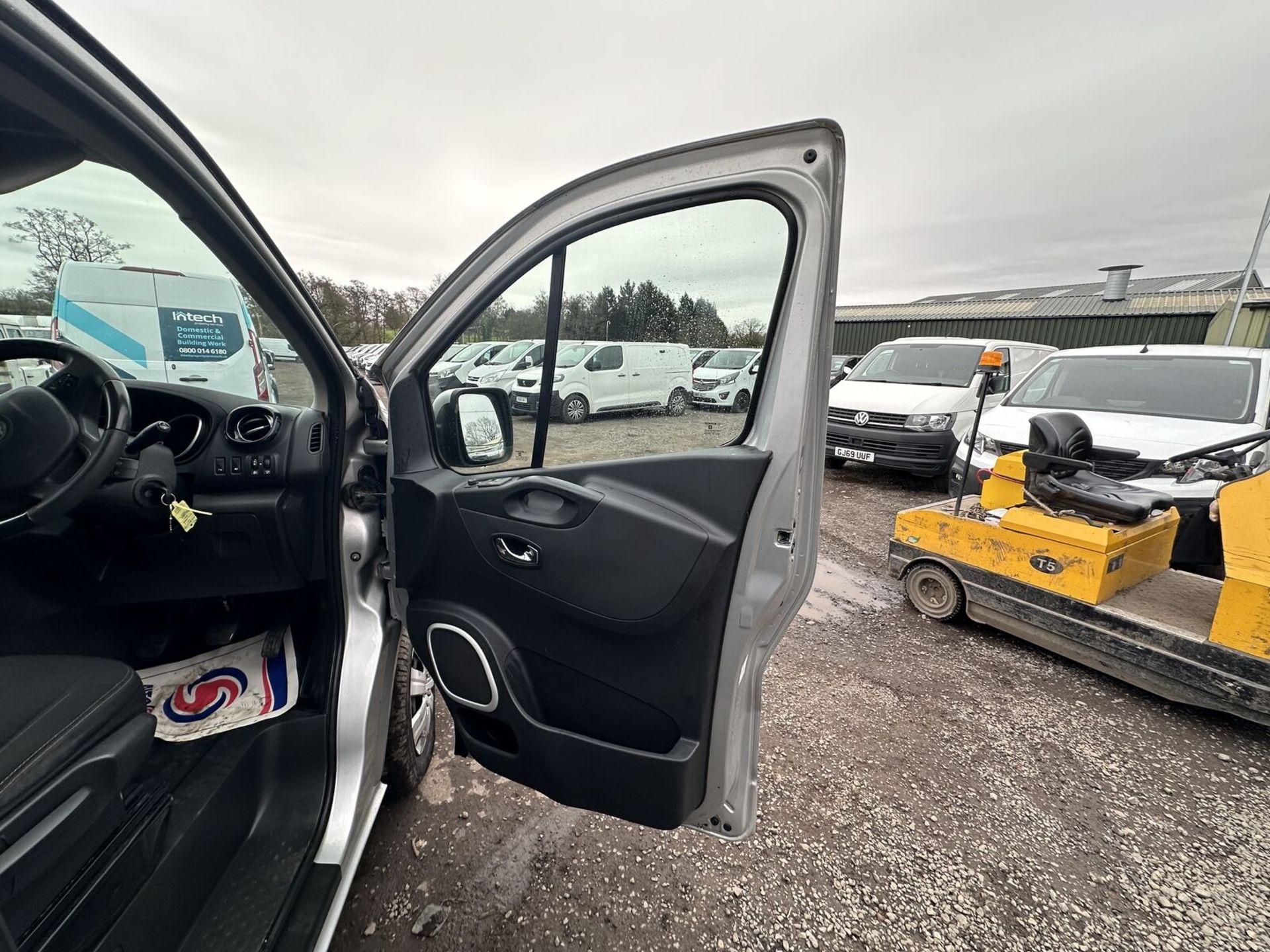 EFFICIENT HAULER: VAUXHALL VIVARO SPORTIVE CREW CAB, NEEDS GEARBOX >>--NO VAT ON HAMMER--<< - Image 5 of 18