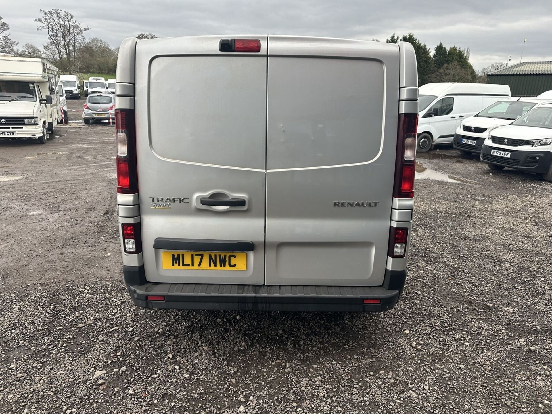 TOP GEAR: RENAULT TRAFIC SL27 SPORT NAV - FSH, NEEDS ATTENTION - Image 13 of 14